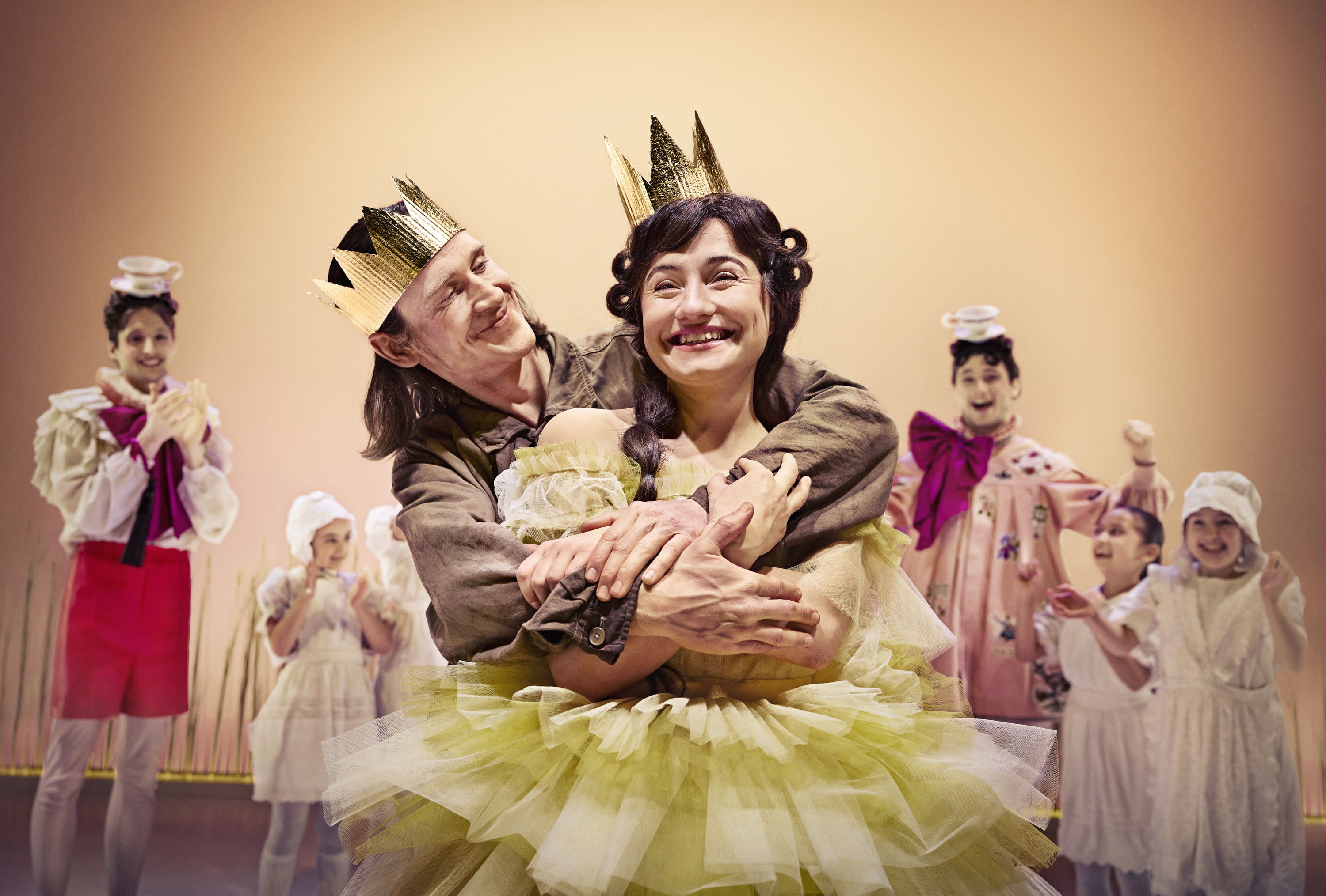 Klodshans og prinsessen i omfavnelse. De snobbede brødre og to piger i baggrund. Fra Teaterforestilling Klodshans på Odense Teater