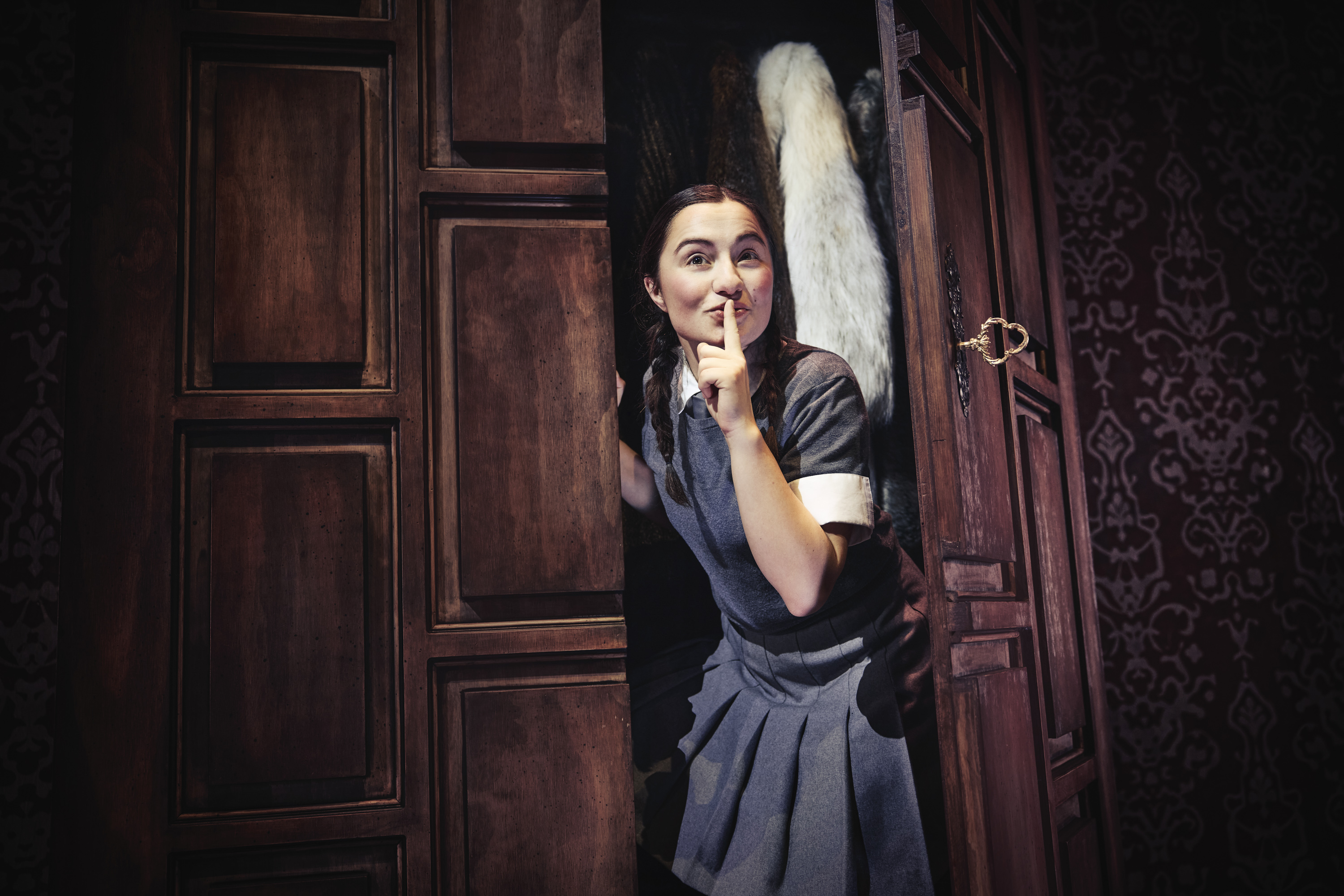 Skuespillere på scenen i Narnia - løven heksen og garderobeskabet på Odense Teater. Lucy står i garderobeskabet