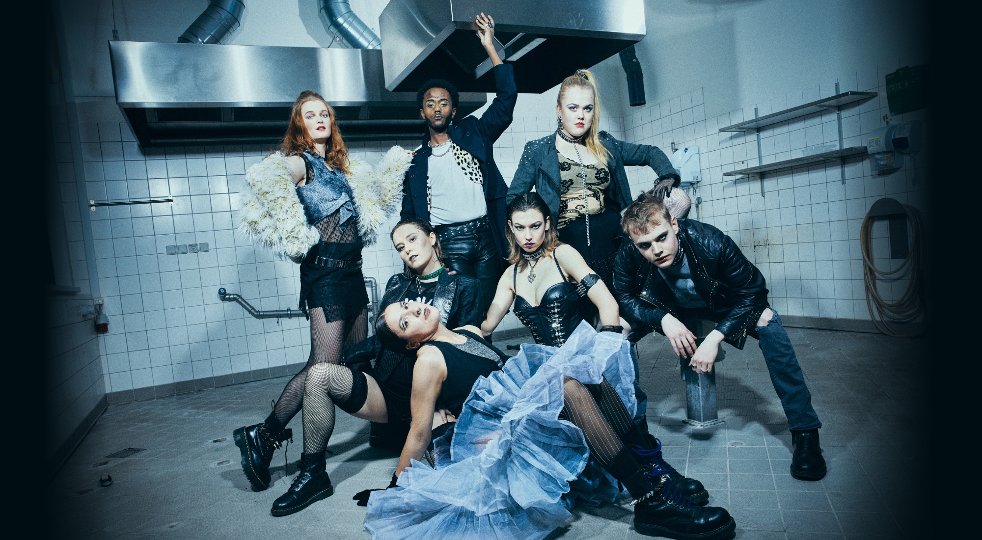 7 unge mennesker i punk outfit i gruppefoto. Fra Afgangsforestillingen 26-27 på Odense Teater 