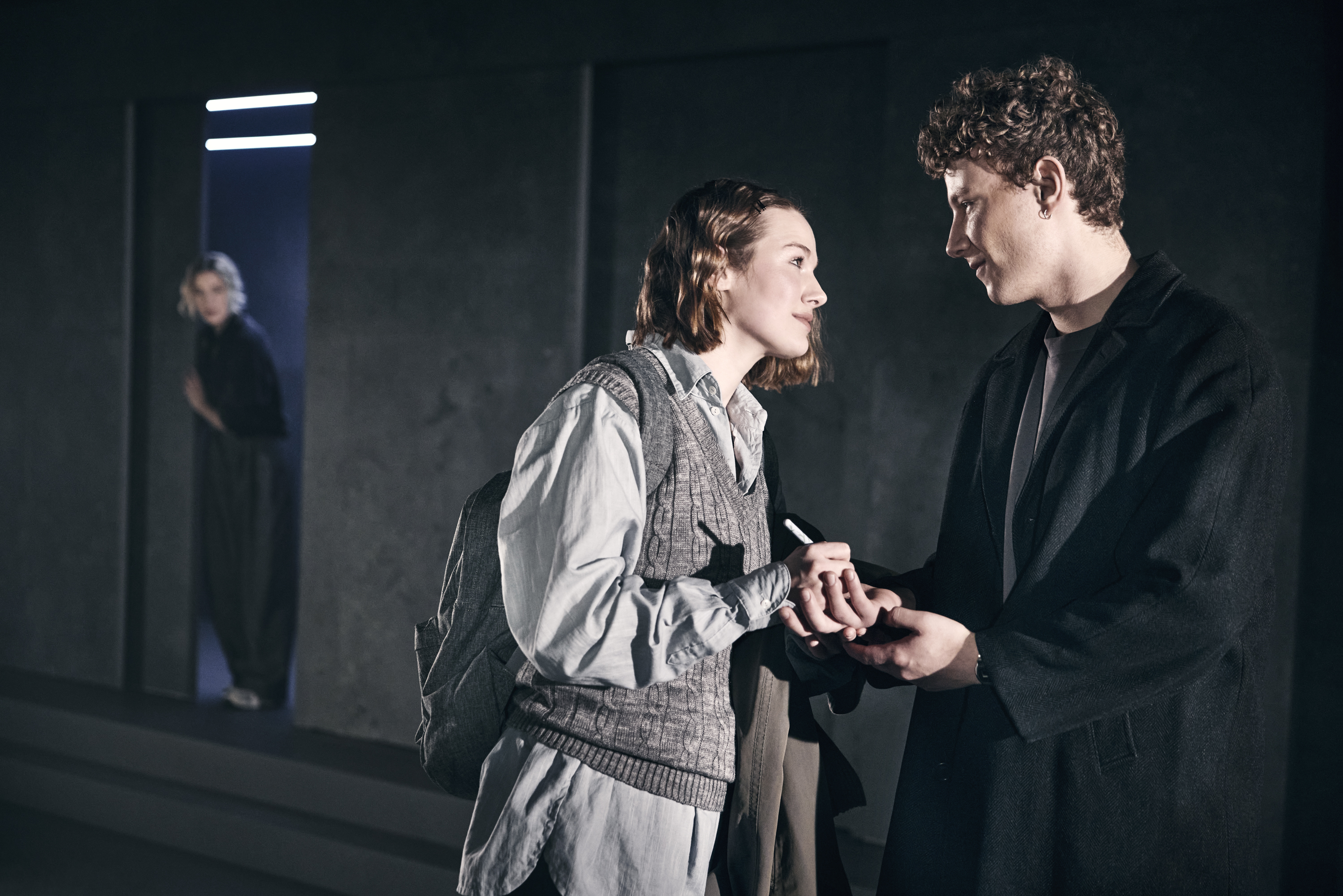 en ung pige og dreng taler sammen og holder i hånd i musicalen Next to Normal på Odense Teater