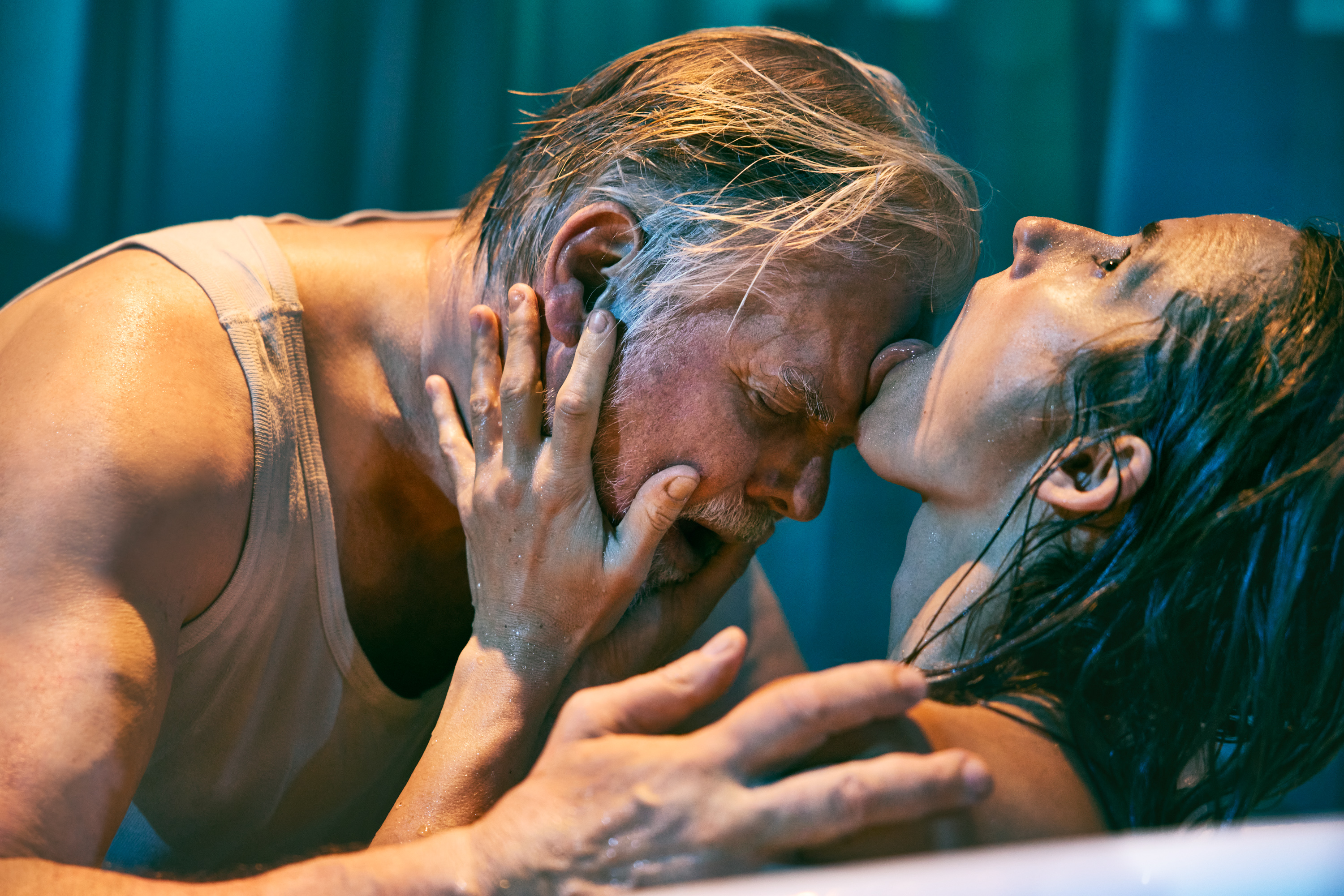 En mand og en kvinde i et erotisk øjeblik. Hun slikker ham på panden. Fra forestillingen Fruen fra havet på Odesense Teater. 