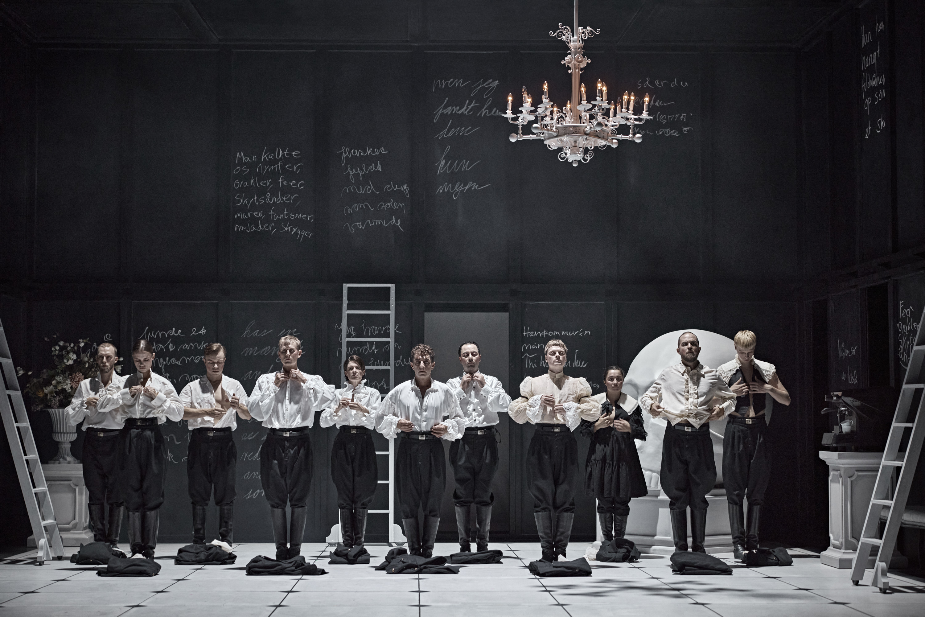 11 Skuespillere på Scenen i forestilling Cyrano de Bergerac på Odense Teater. 