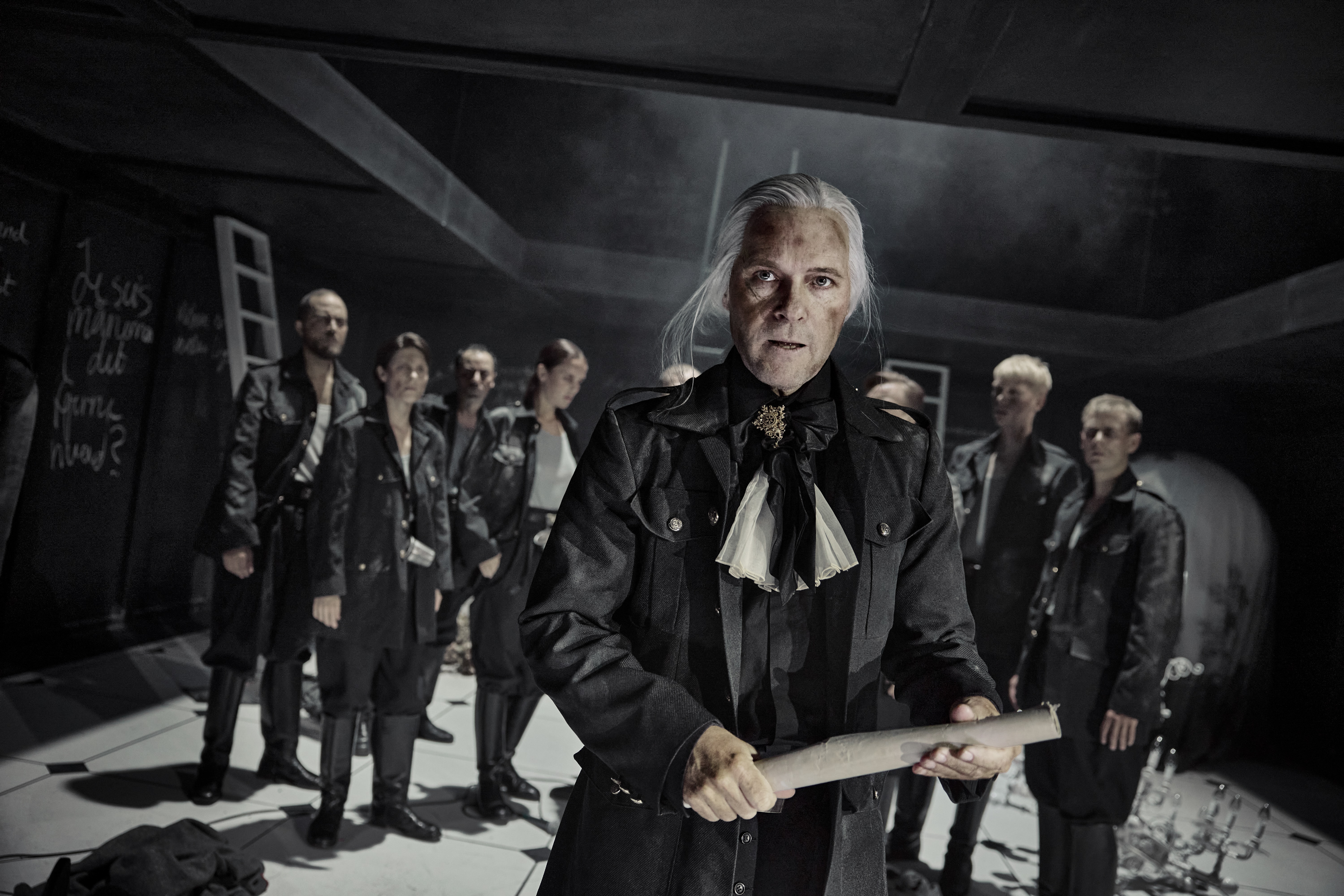 Skuespillere på scenen i forestillingen Cyrano de Bergerac på Odense Teater