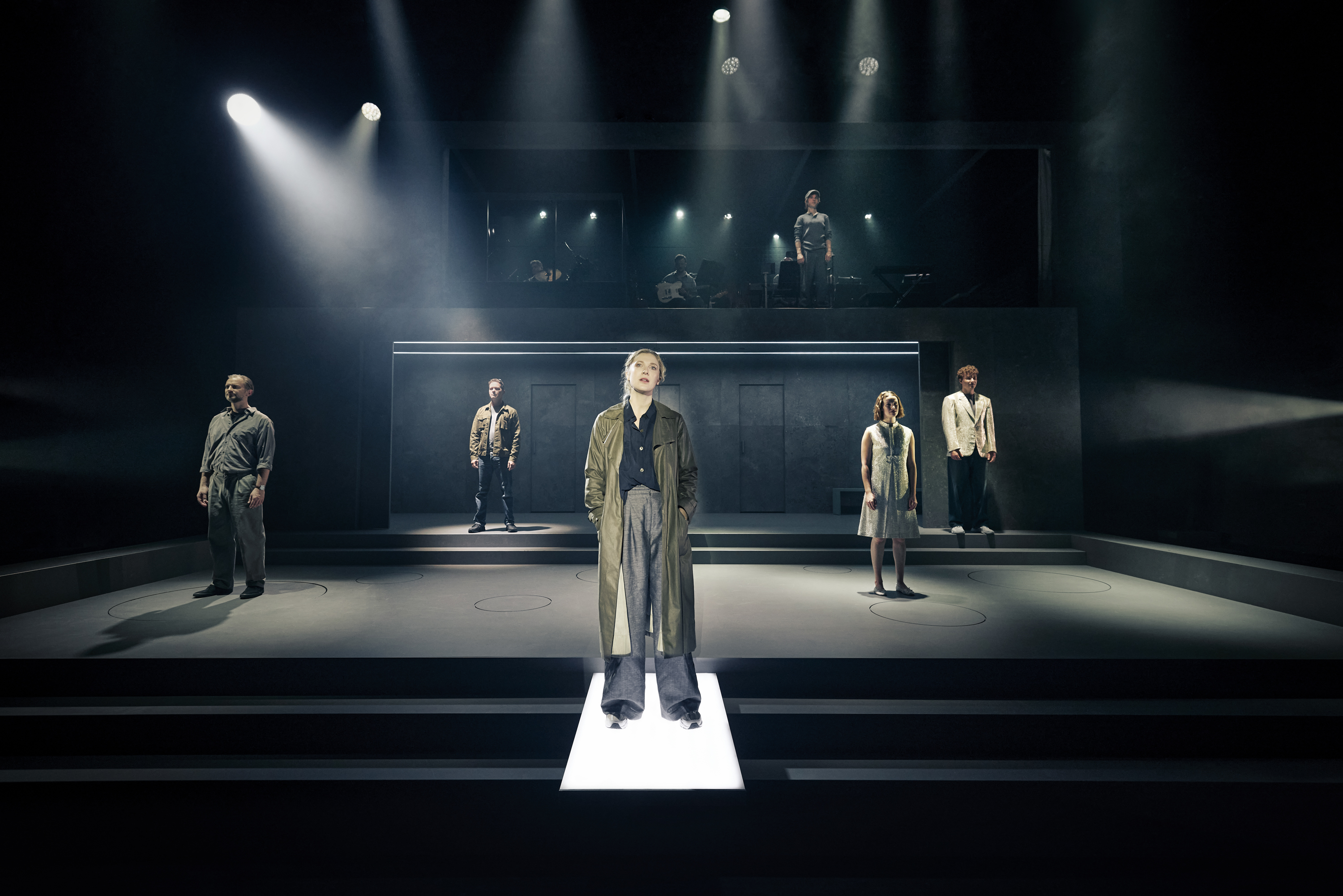 5 skuespillere på scenen i musicalen Next to Normal på Odense Teater