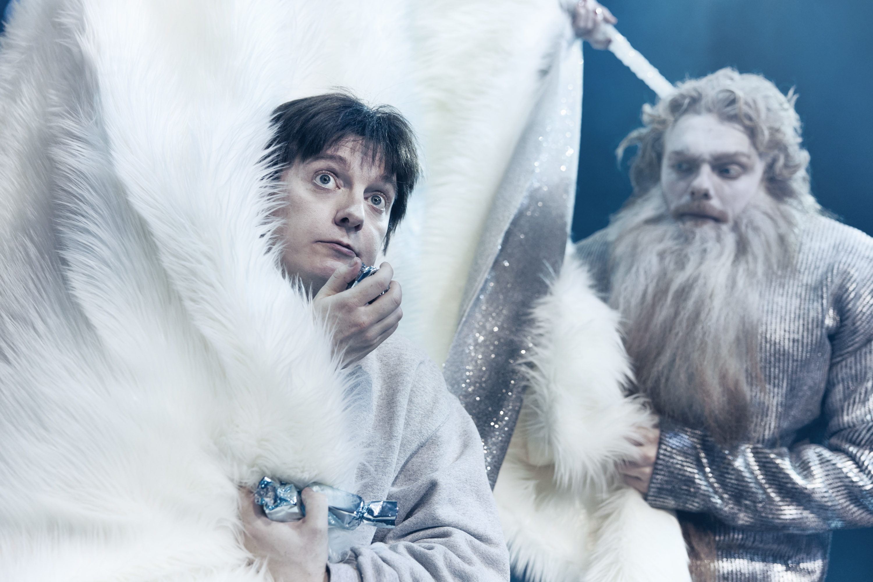 Skuespillere på scenen i Narnia - løven heksen og garderobeskabet på Odense Teater. Edmund gemmer sig i isdronningens kappe