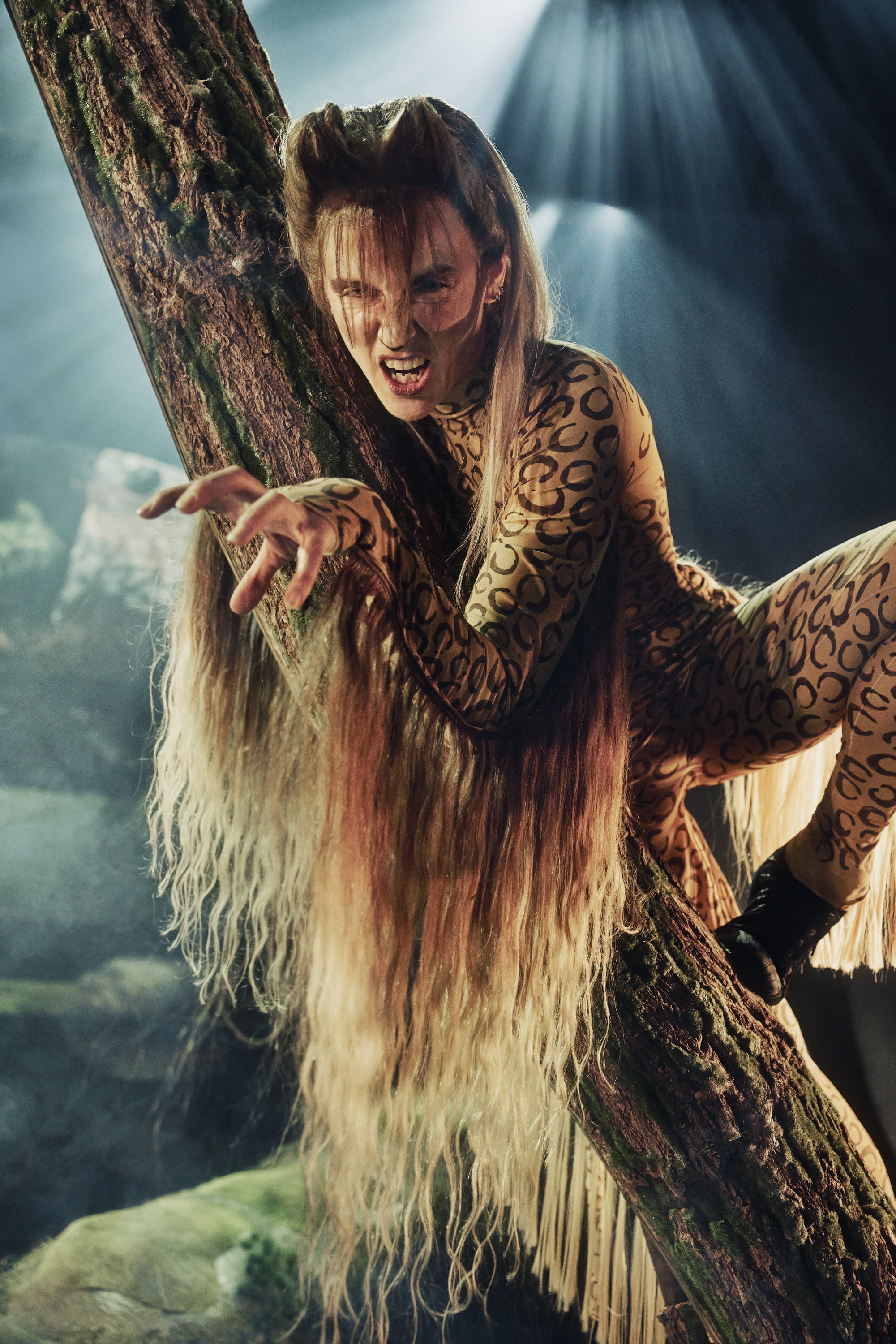 Skuespillere på scenen i Narnia - løven heksen og garderobeskabet på Odense Teater. En leopard