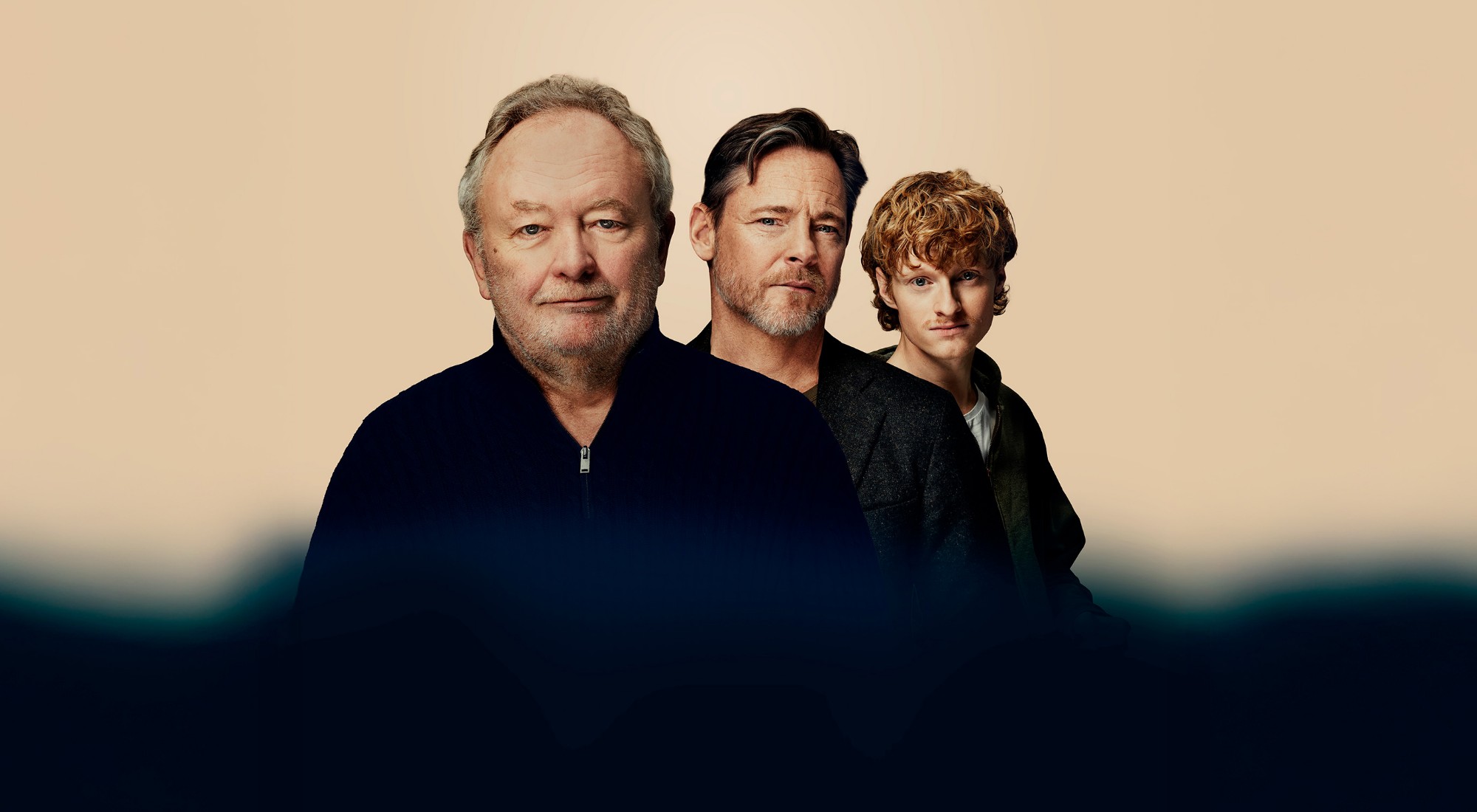 3 mænd i 3 generationer med den ældste forrest. Sandfarvet baggrund med sort bund. Fra forestillingen Når vinden vender