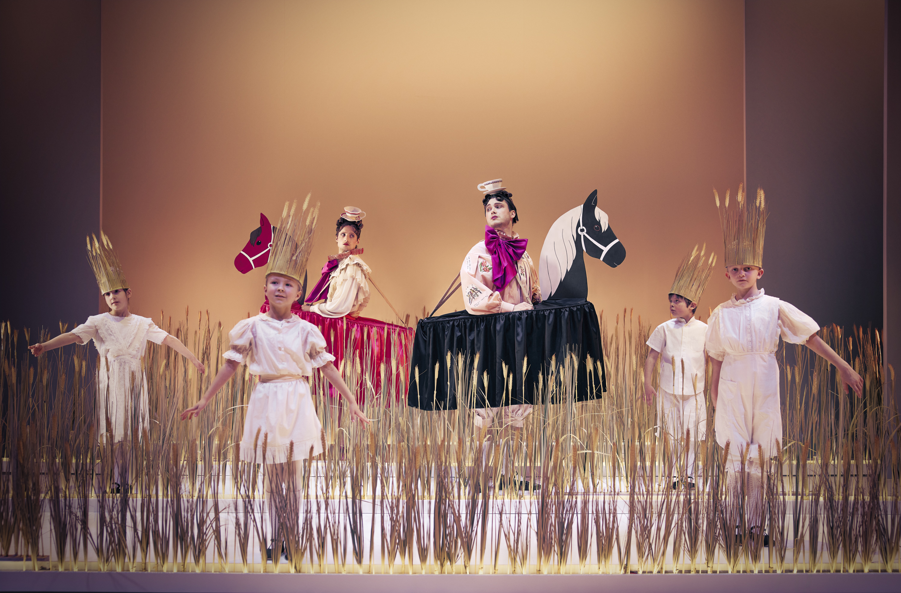 Balletbørn og de snobbede brødre fra Klodshans på kunstige heste i kornmark. Fra Teaterforestilling Klodshans på Odense Teater
