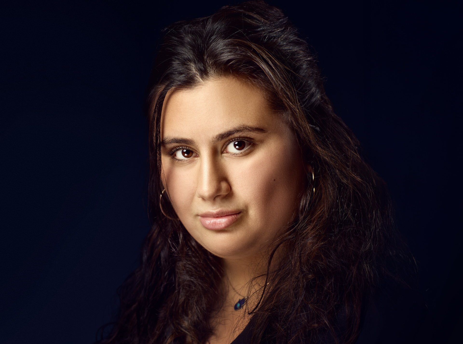 Portræt af Zere Celik. Skuespillerstuderende på Den danske scenekunstskole i Odense