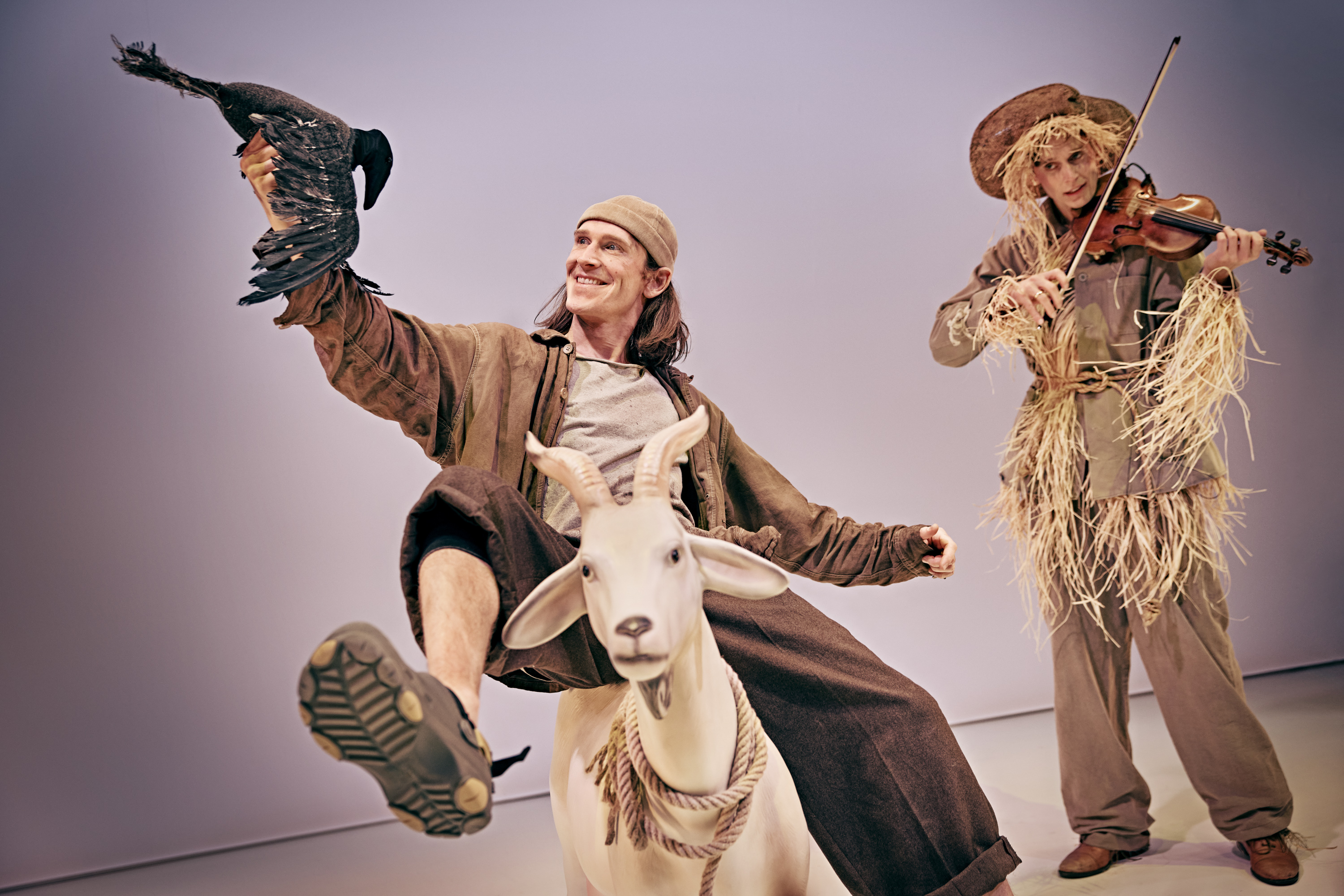 Klodshans på sin ged med kragen i hånden og fugleskræmsel der spiller violin i forestillingen på Odense Teater