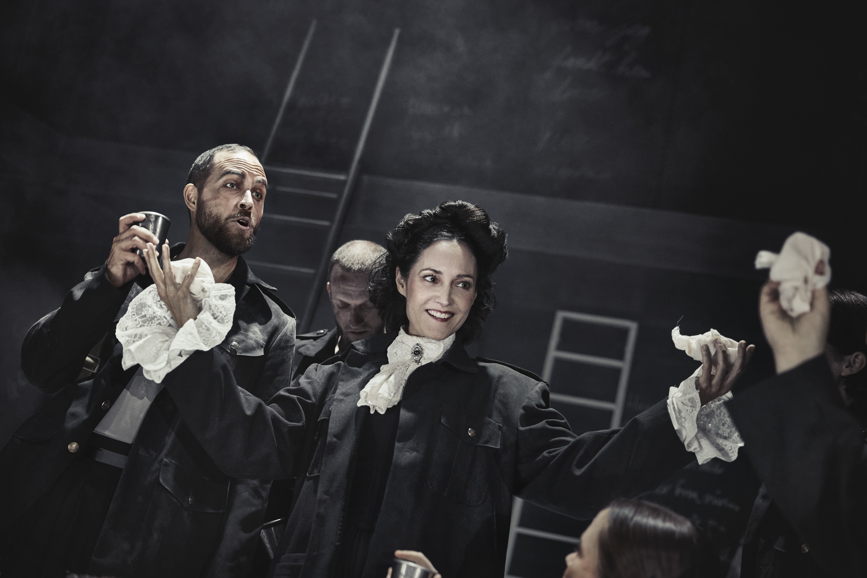 Skuespillere på scenen i forestillingen Cyrano de Bergerac på Odense Teater