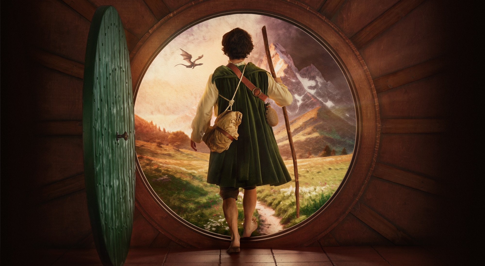 Person fra set fra ryggen. På vej ud gennem en rund dør til et bjergrigt landskab. Fra Hobbitten på Odense Teater