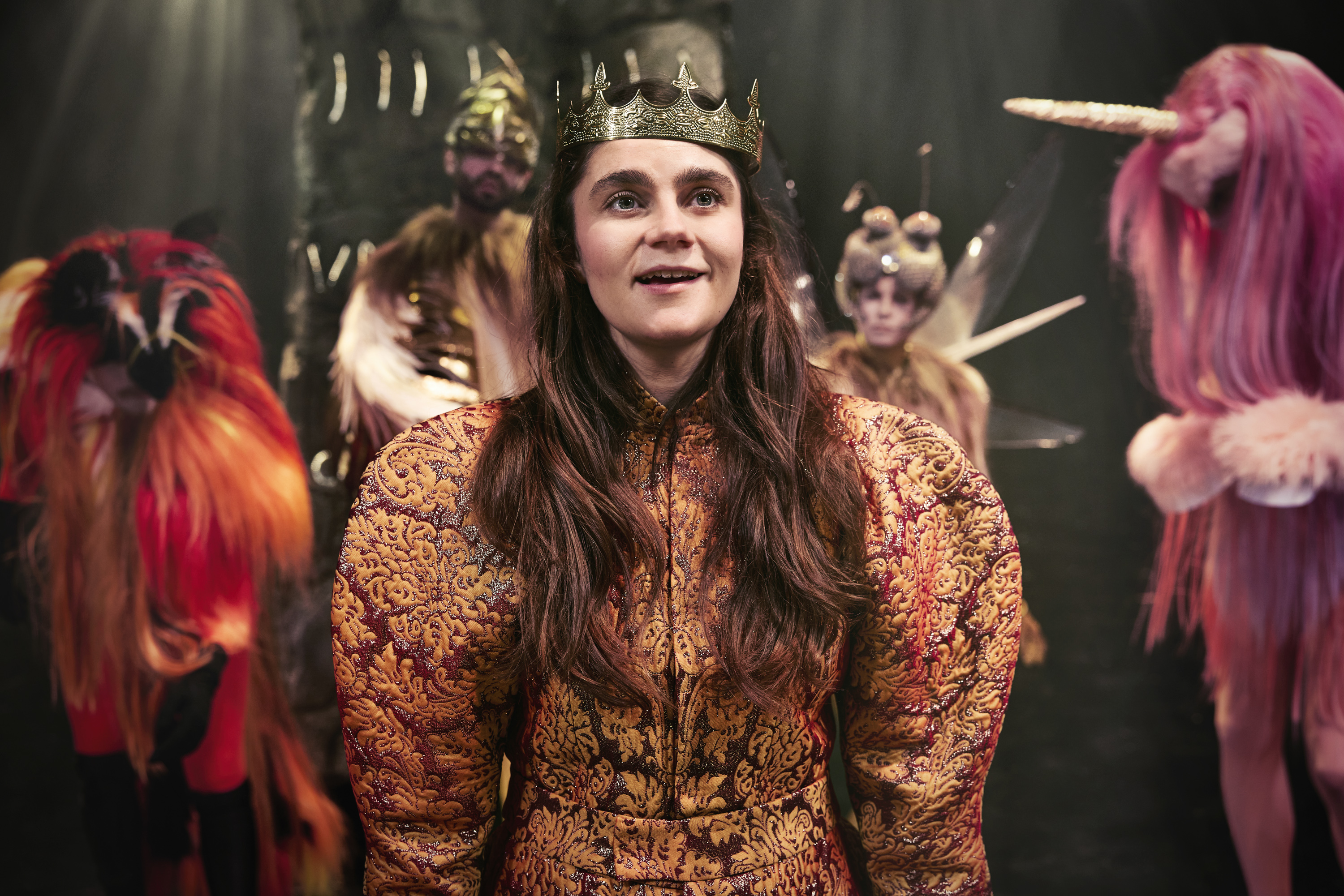 Skuespillere på scenen i Narnia - løven heksen og garderobeskabet på Odense Teater.  Susan bliver kronet