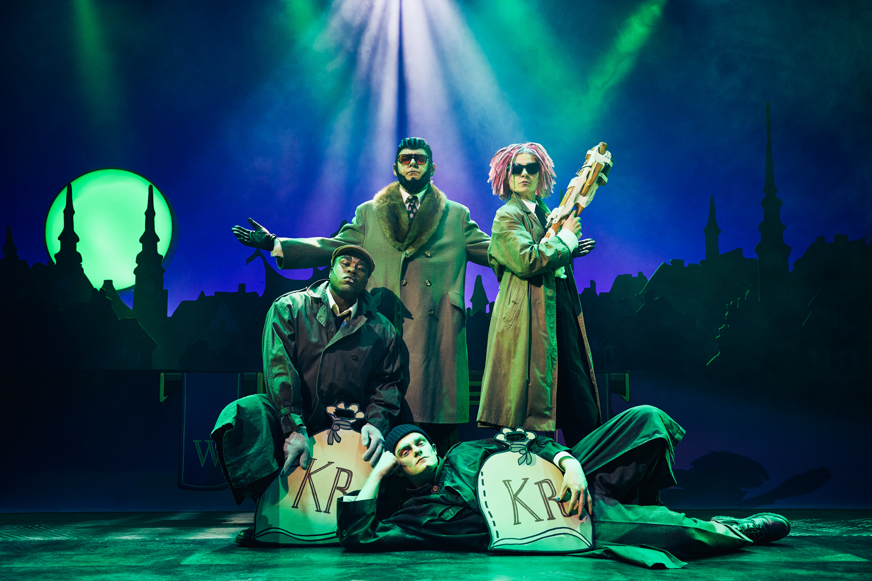 4 skurke med lange frakker og solbriller. Fra forestillingen Håndbog for superhelte på Odense Teater