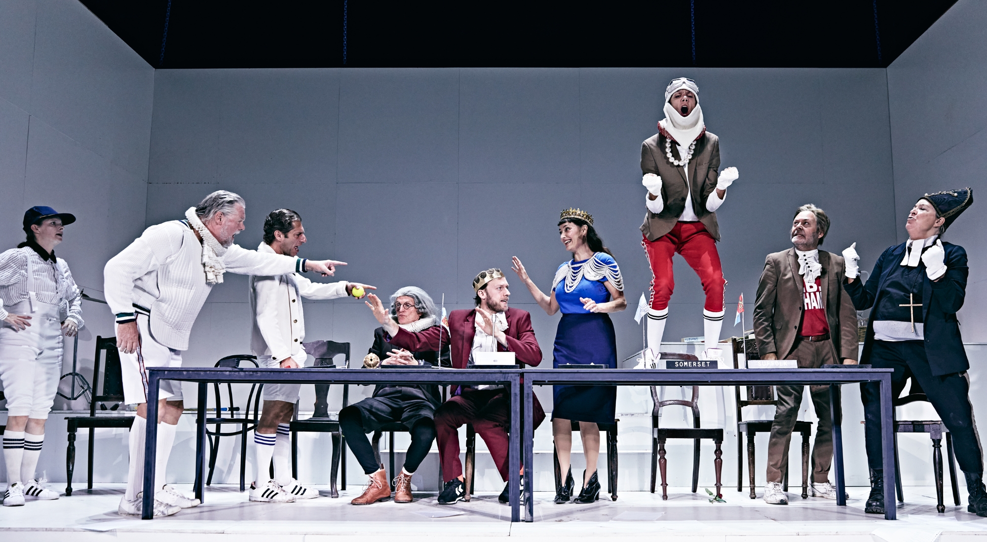 9 mennesker på scene i forskellige kostumer. Fra forestillingen Det europæiske slagtehus på Odense Teater