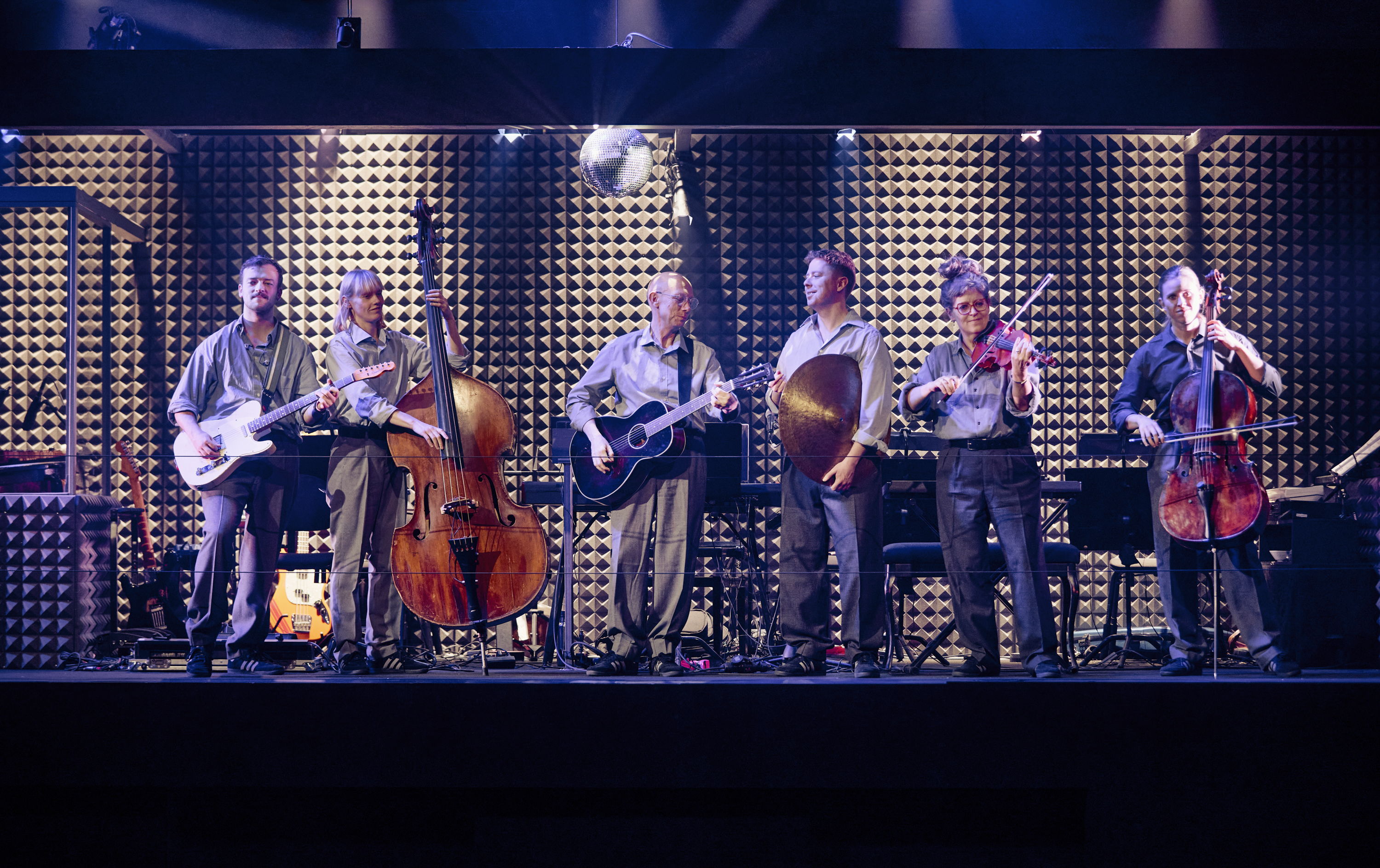 6 musikere på scenen i musicalen Next to Normal på Odense Teater