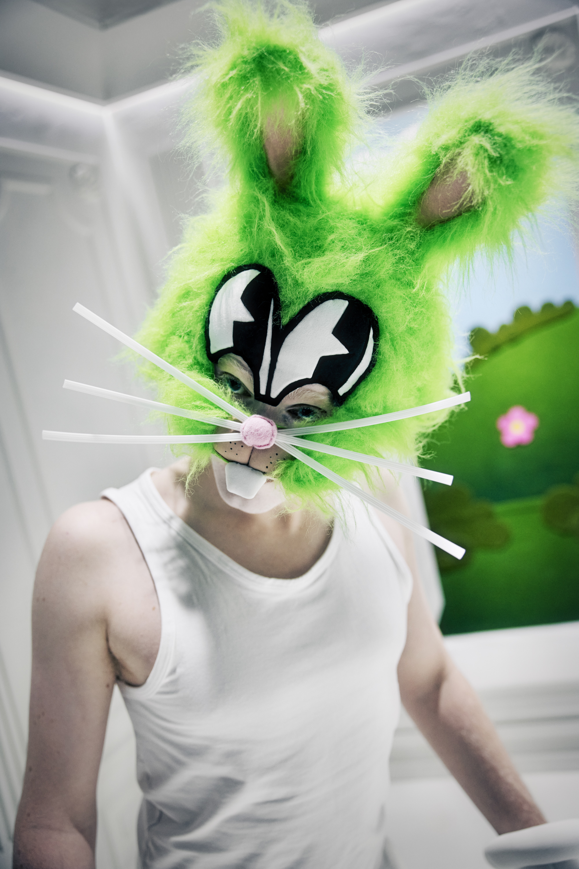 En person med stor grøn kaninmaske med store fortænder og knurhår. Fra forestilling Resten kender du fra film på Odense Teater