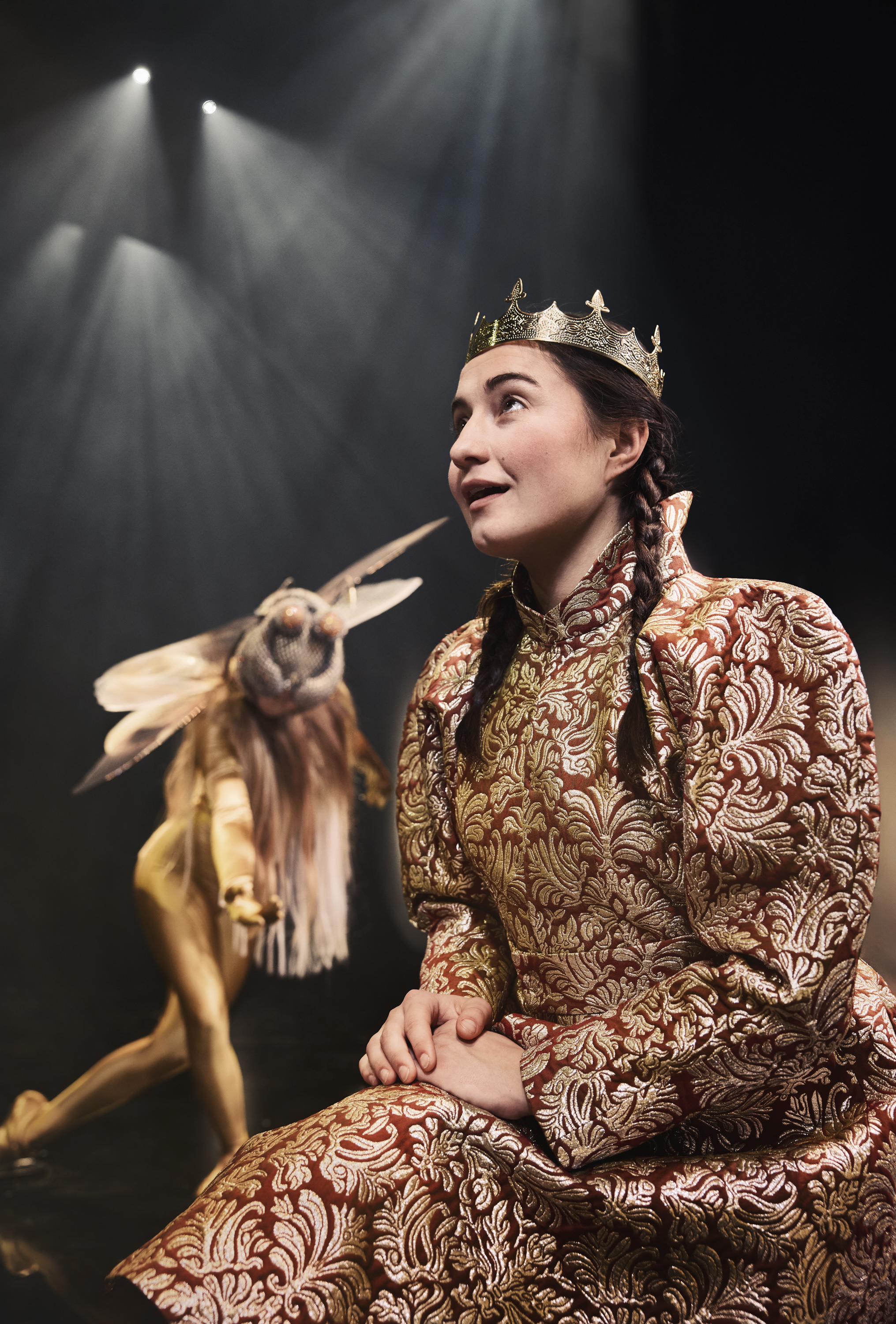 Skuespillere på scenen i Narnia - løven heksen og garderobeskabet på Odense Teater. Lucy bliver kronet