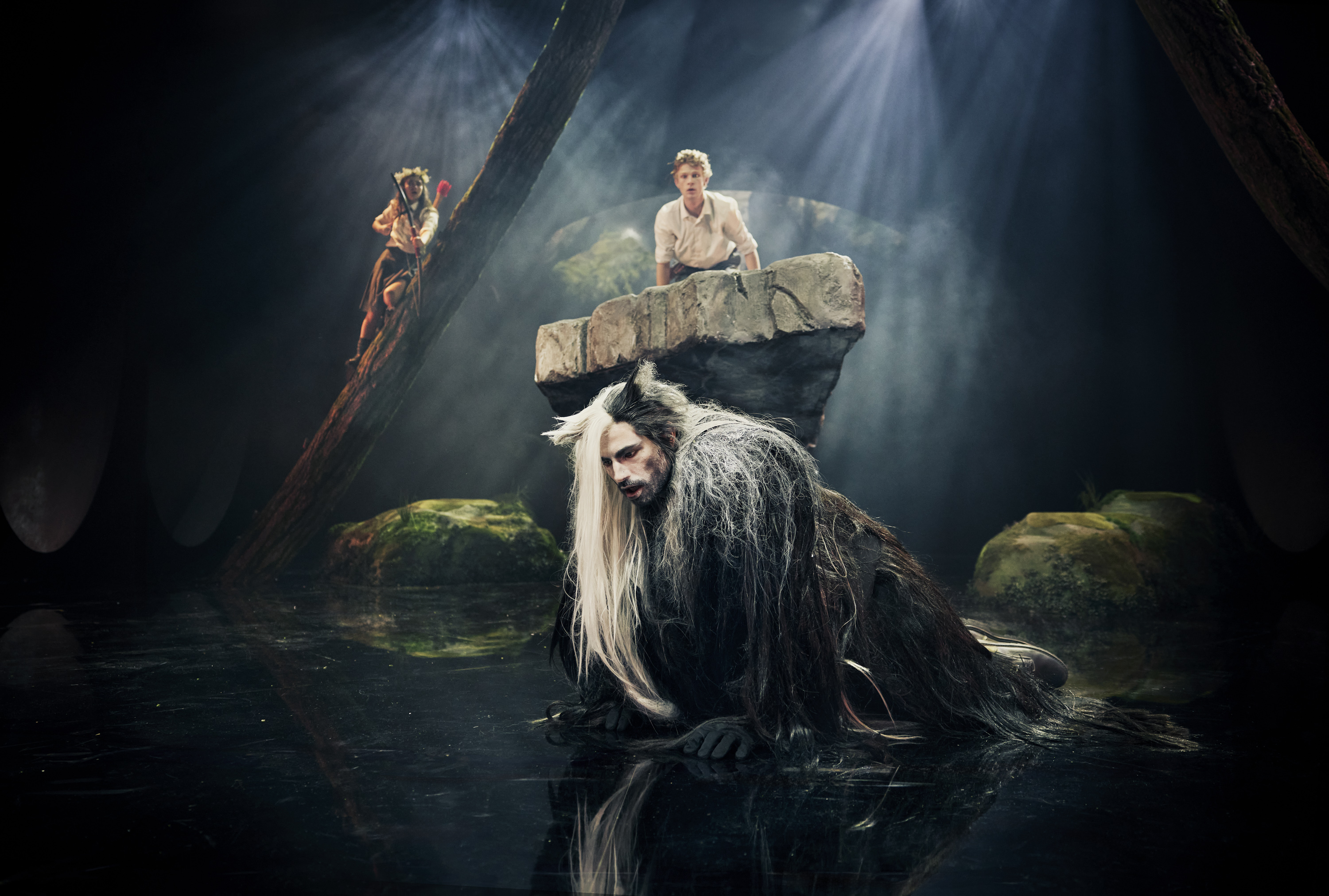 Skuespillere på scenen i Narnia - løven heksen og garderobeskabet på Odense Teater. 