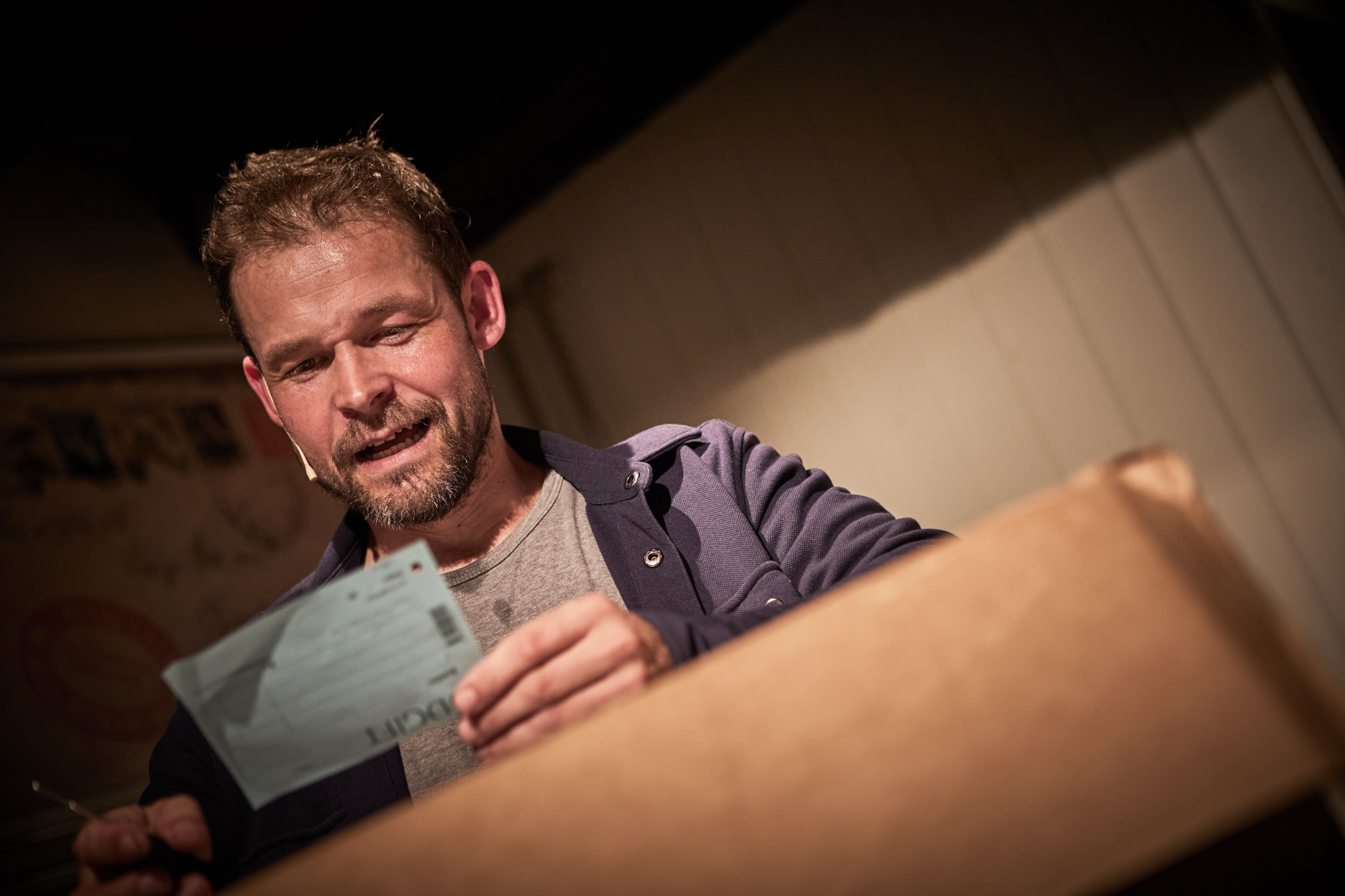 En mand med fuldskæg læser op fra en seddel