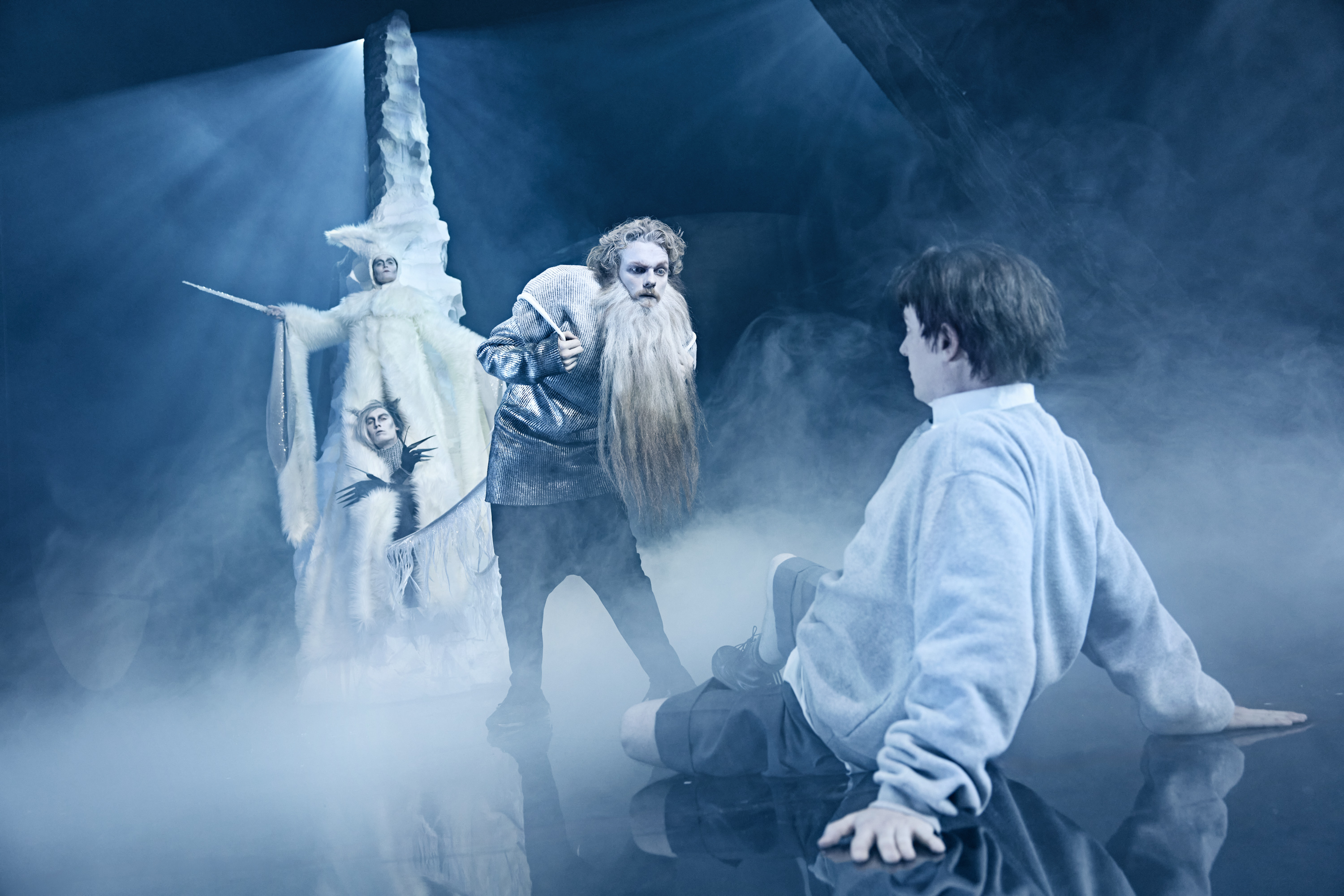 Skuespillere på scenen i Narnia - løven heksen og garderobeskabet på Odense Teater. Edmund og isdronningen