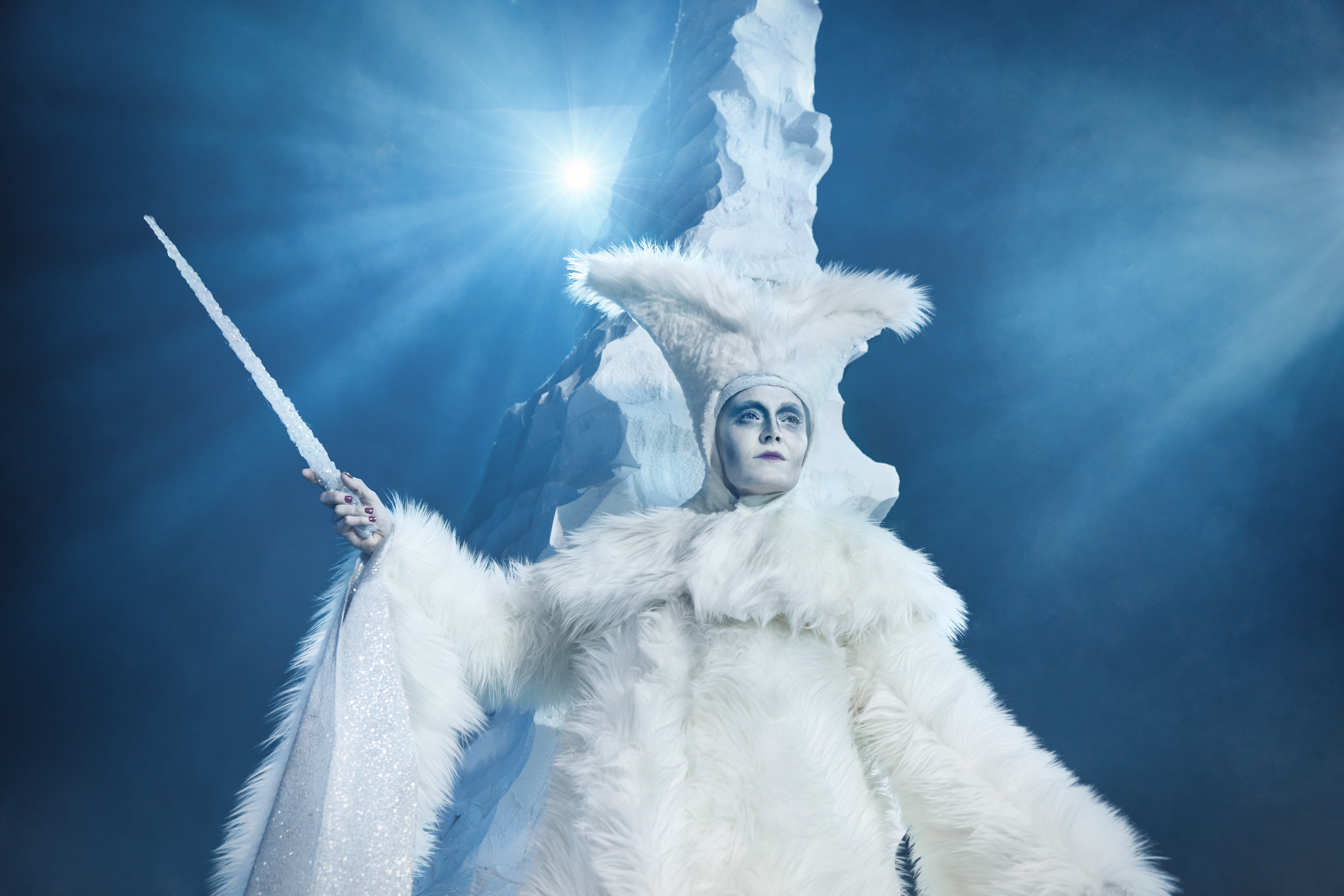 Skuespillere på scenen i Narnia - løven heksen og garderobeskabet på Odense Teater. Isdronningen