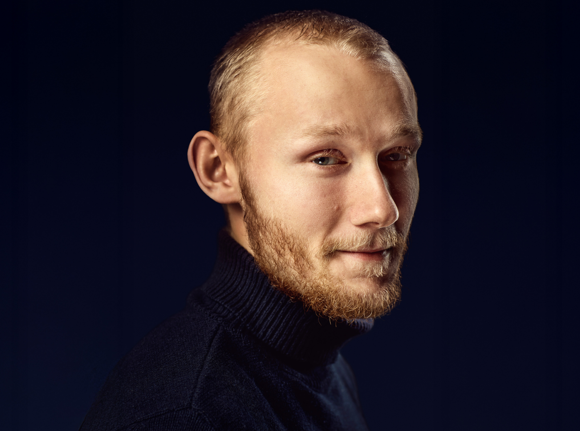 Portræt af Thor Støvelbæk. Skuespillerstuderende på Den danske scenekunstskole i Odense