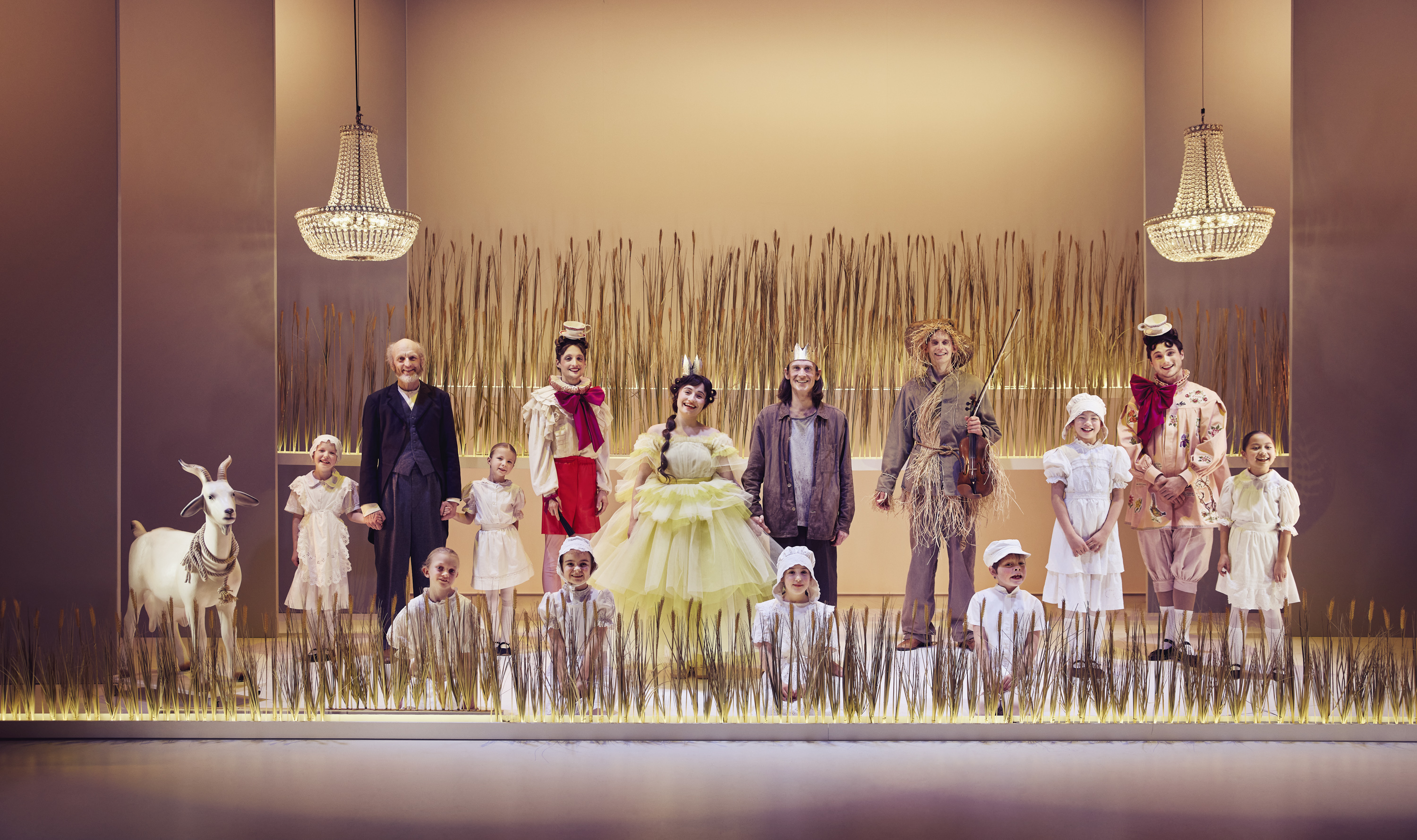 Skuespillere på scenen. Fra Teaterforestilling Klodshans på Odense Teater