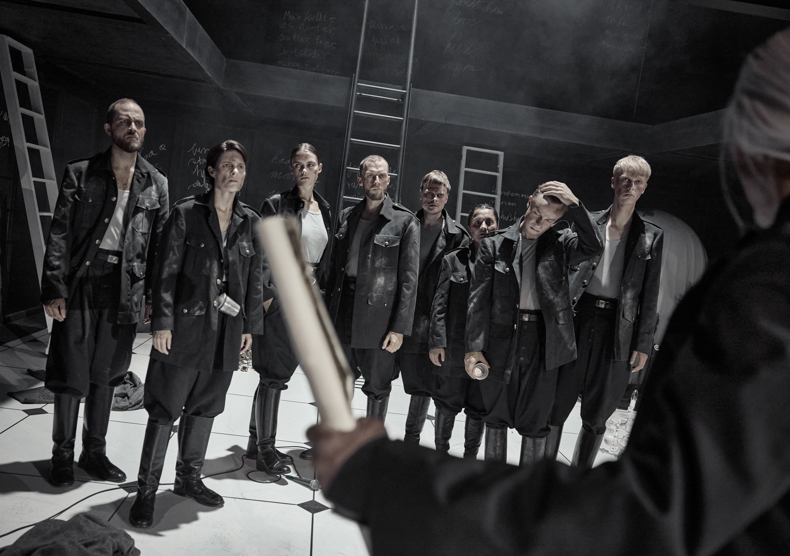 Skuespillere på scenen i forestillingen Cyrano de Bergerac på Odense Teater