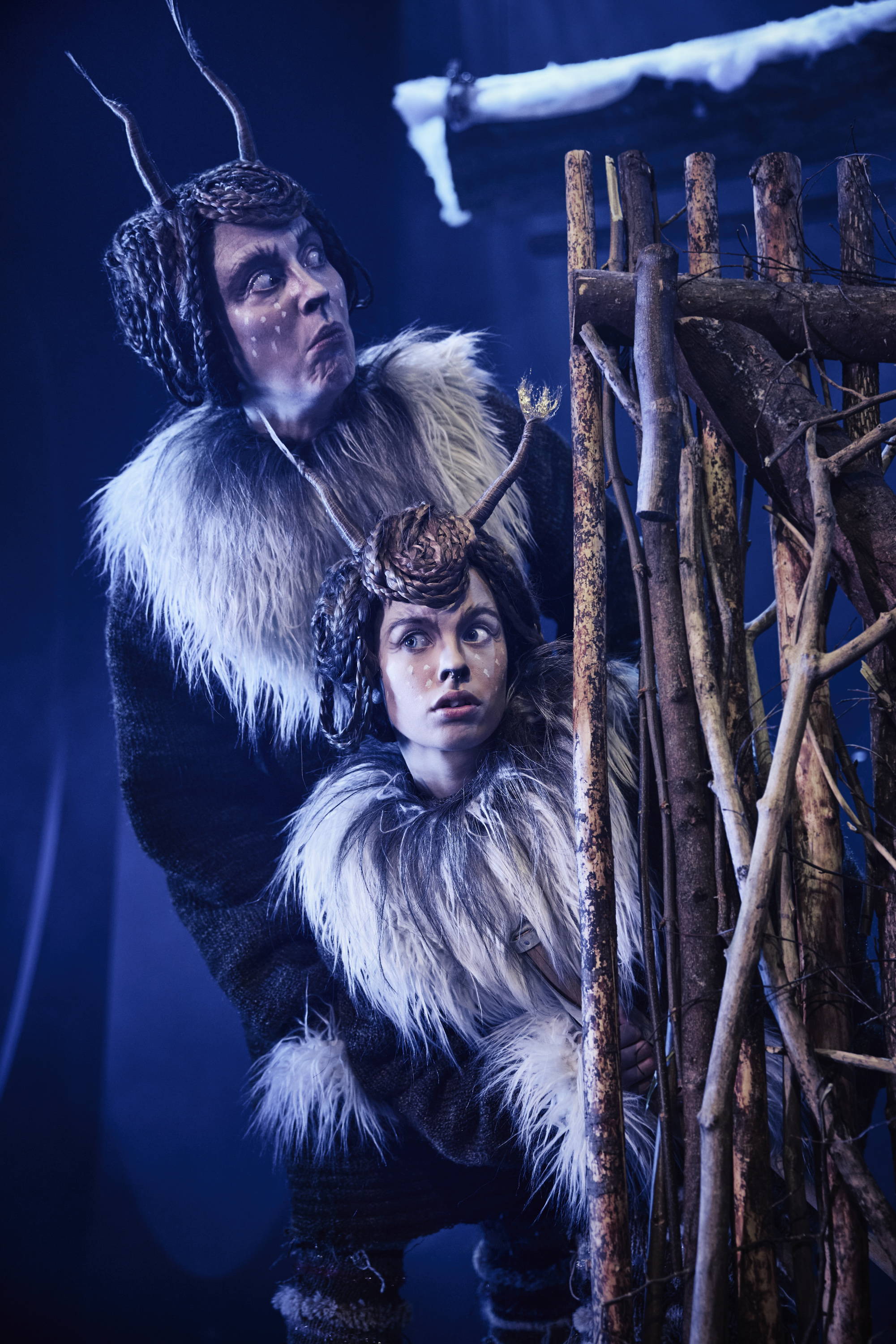 Skuespillere på scenen i Narnia - løven heksen og garderobeskabet på Odense Teater. 2 rensdyr