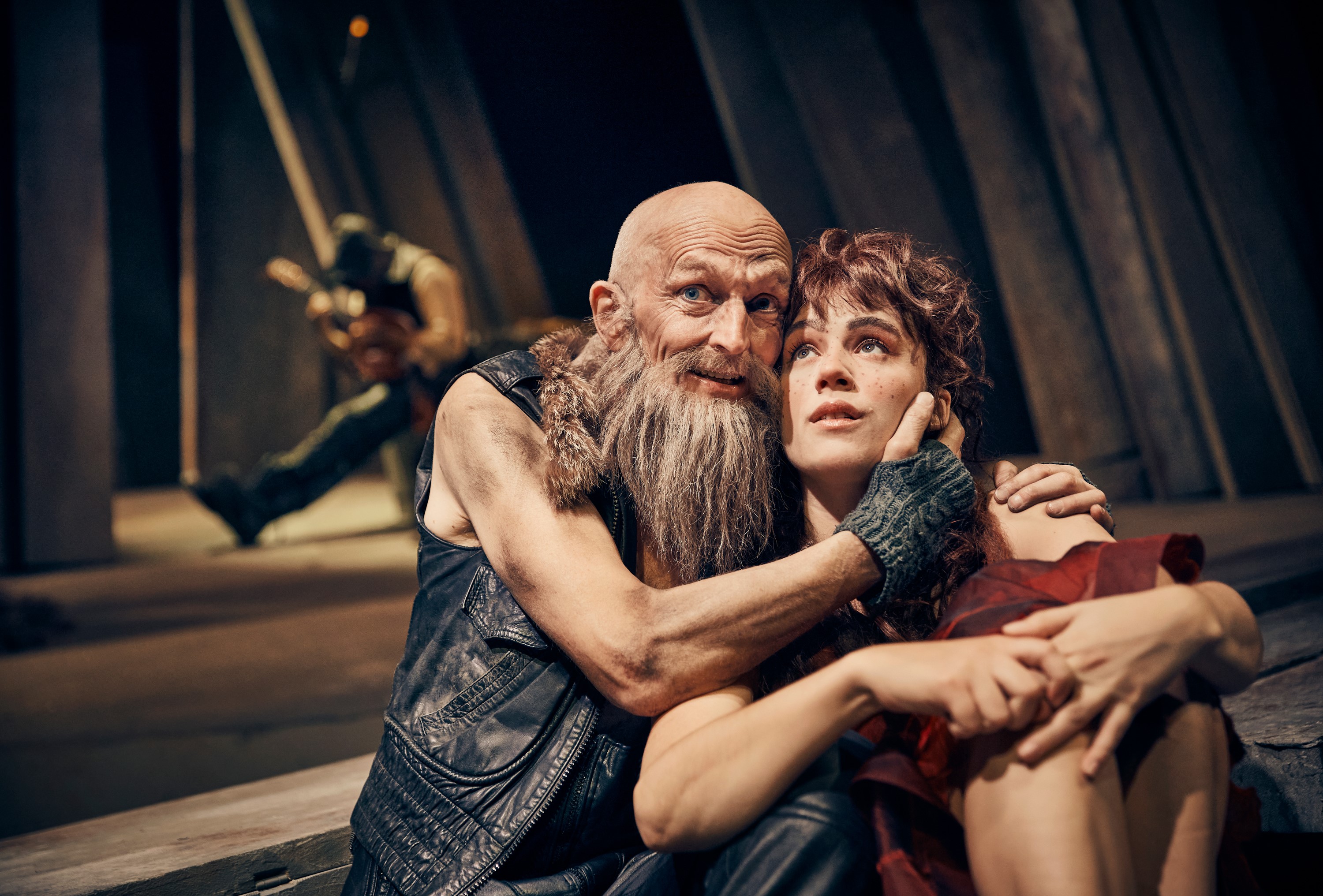 to skuespillere på scenen i Ronja Røverdatter på Odense Teater. Skalle Per og Ronja. 