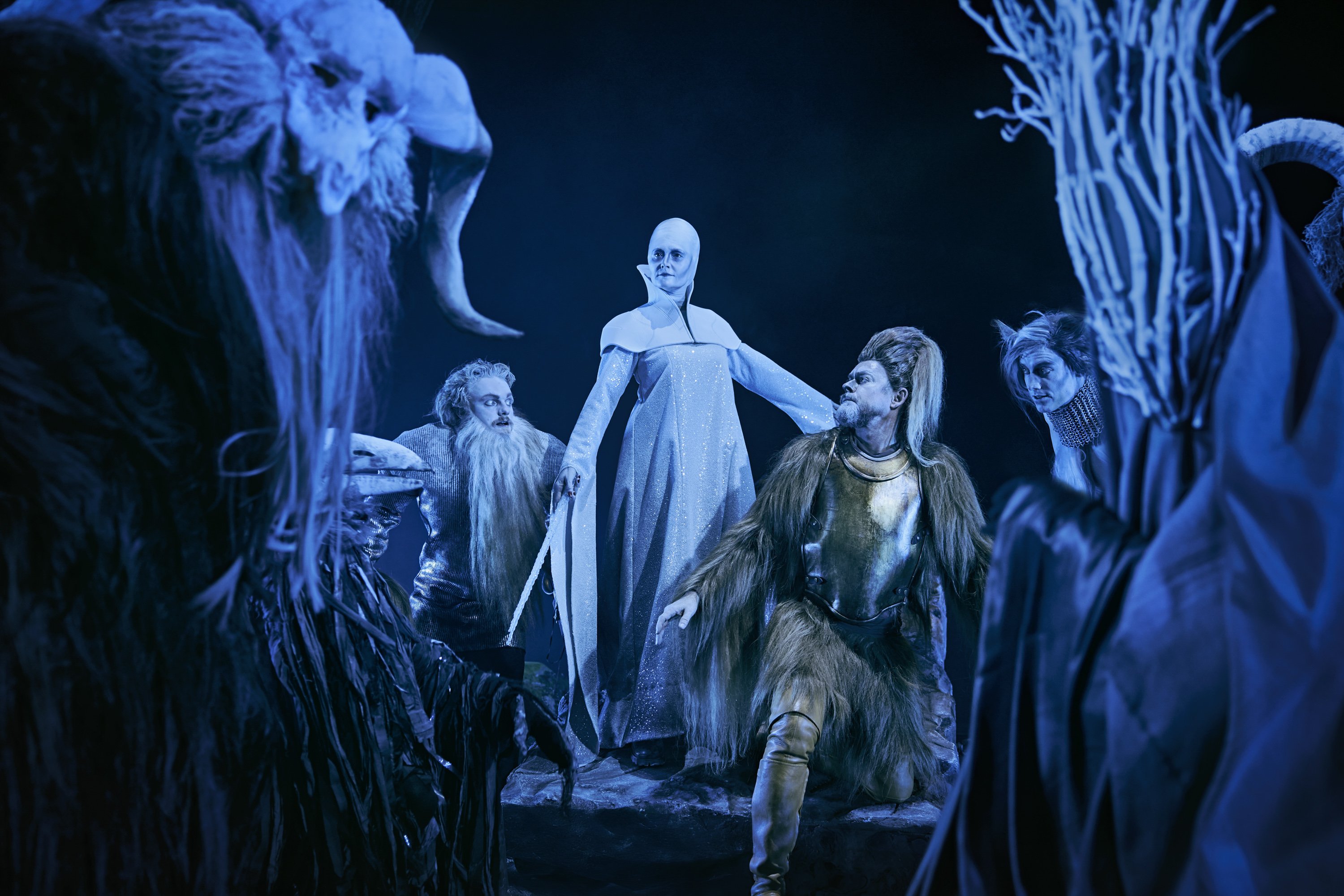 Skuespillere på scenen i Narnia - løven heksen og garderobeskabet på Odense Teater. Isdronningen og Aslan