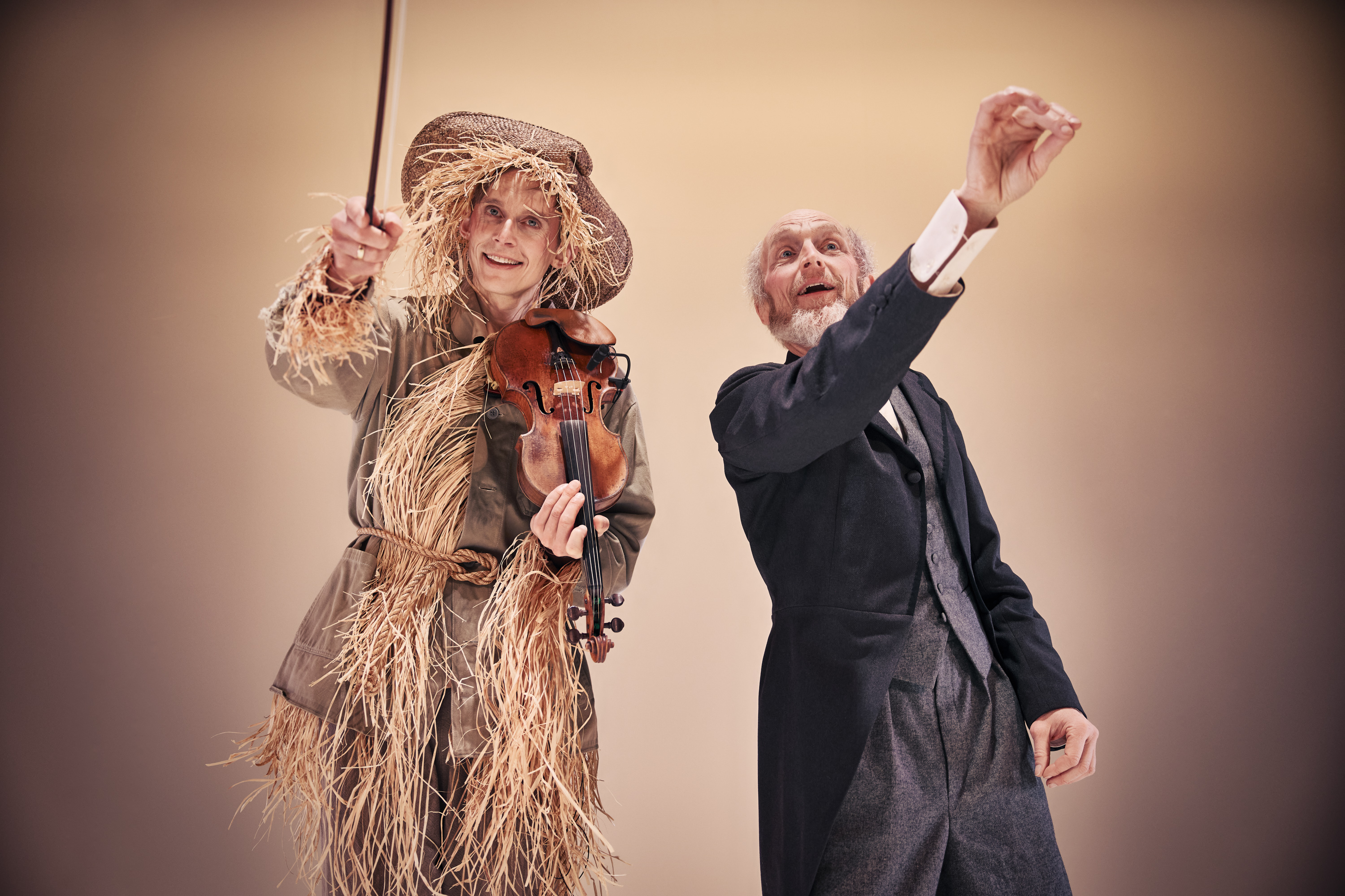 Fugleskræmsel med violin og ældre mand i smoking. Fra Teaterforestilling Klodshans på Odense Teater