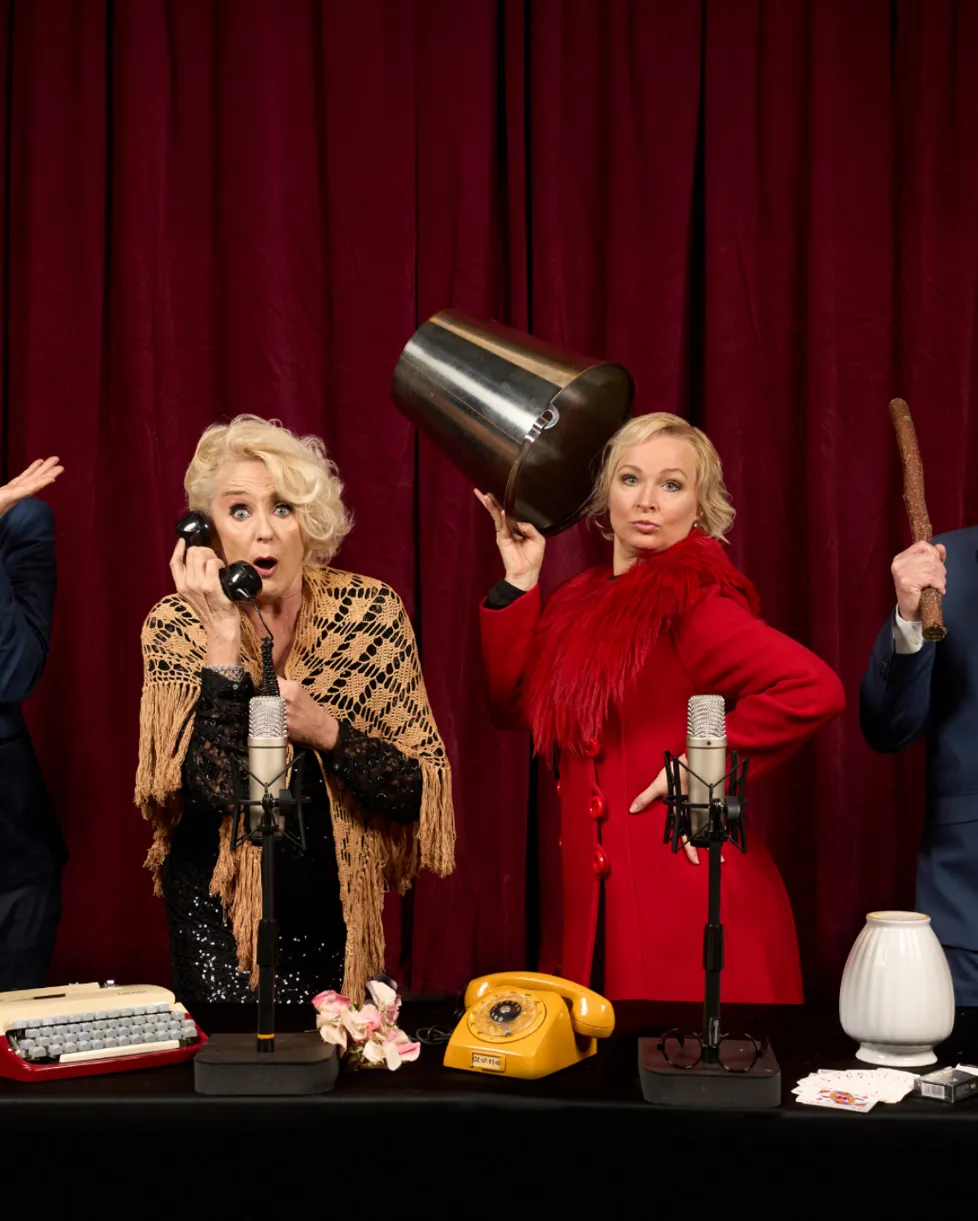 fire skuespillere på scenen i forestilling Mordets Melodi på Odense Teater.