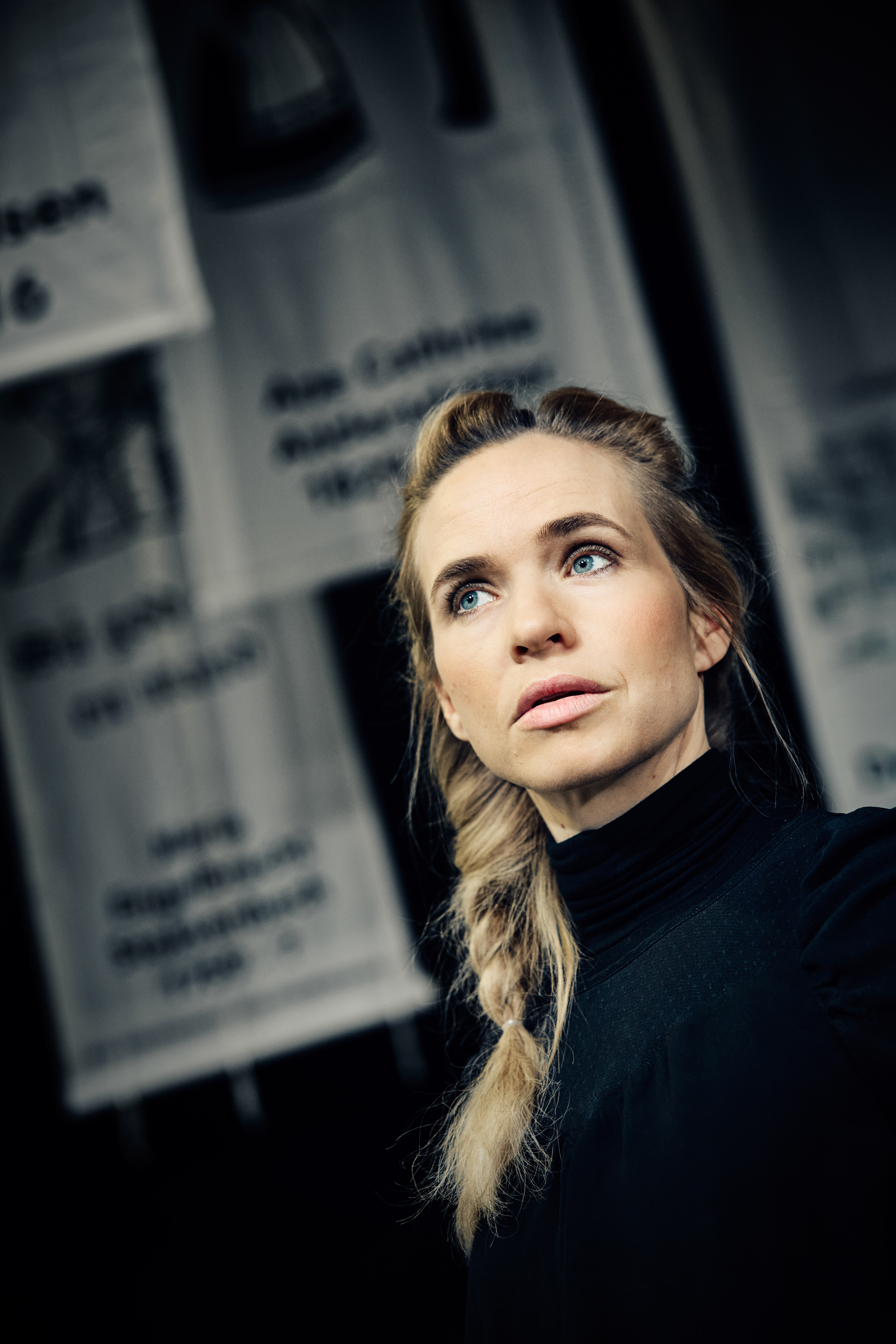 Portræt af ung kvinde klædt i sort med langt flettet lyst hår. Fra forestilling Kvinde kend din historie på Odense Teater