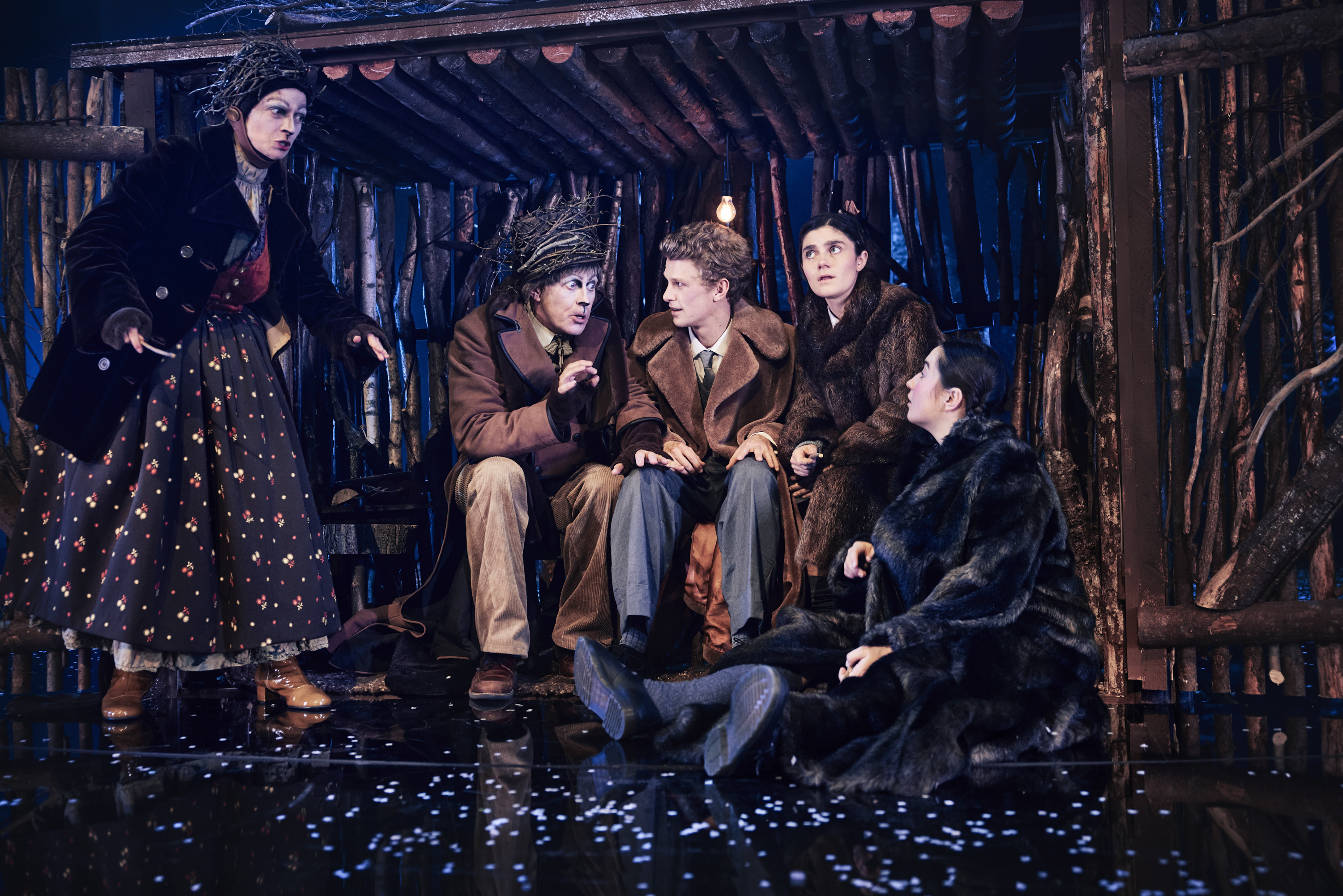 Skuespillere på scenen i Narnia - løven heksen og garderobeskabet på Odense Teater. Hr. og Fru Bæver, Peter, Susan og Lucy