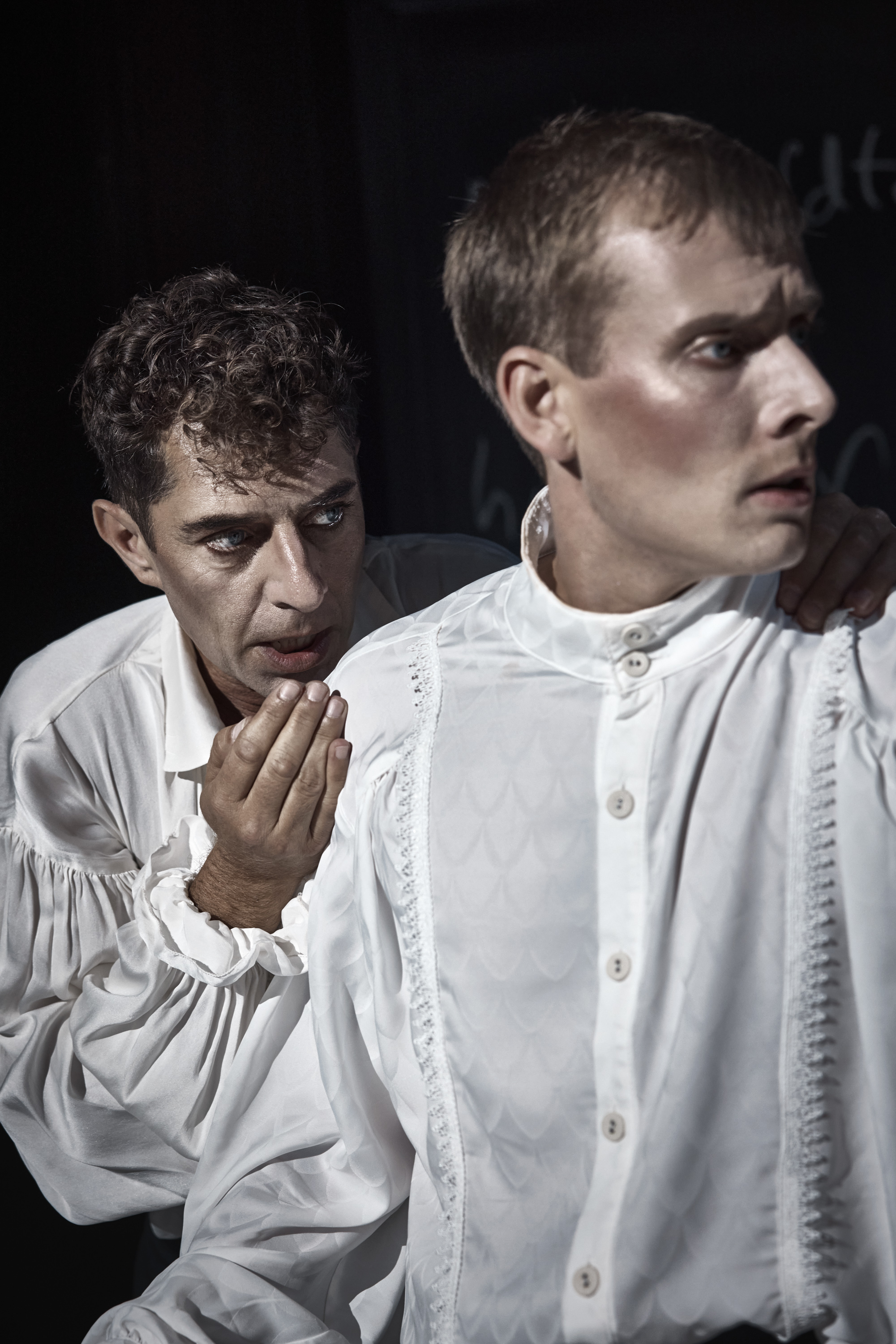 To mænd i hvide skjorter i på scenen i forestilling Cyrano de Bergerac på Odense Teater.