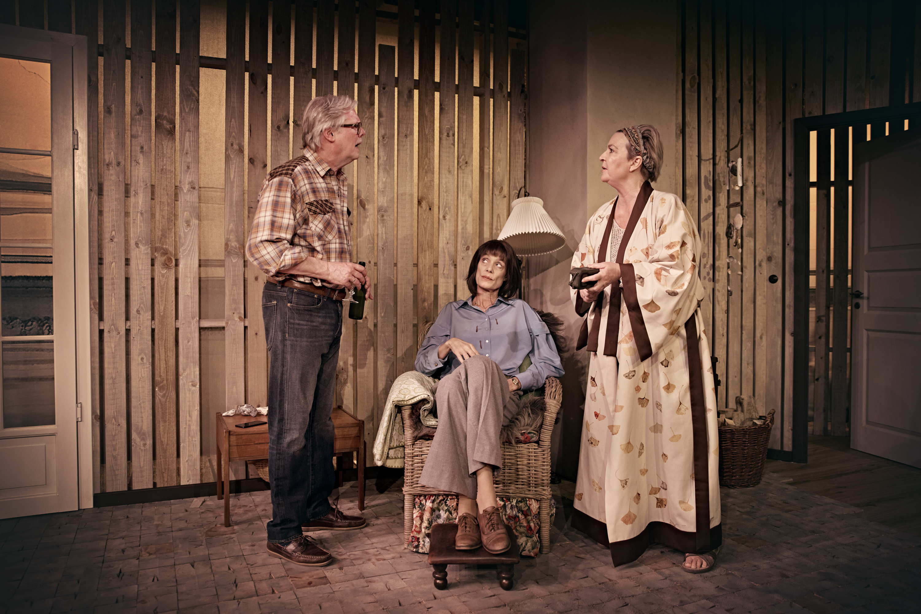 En mand og to kvinder i stue. Fra forestillingen "Børnene" på Odense Teater