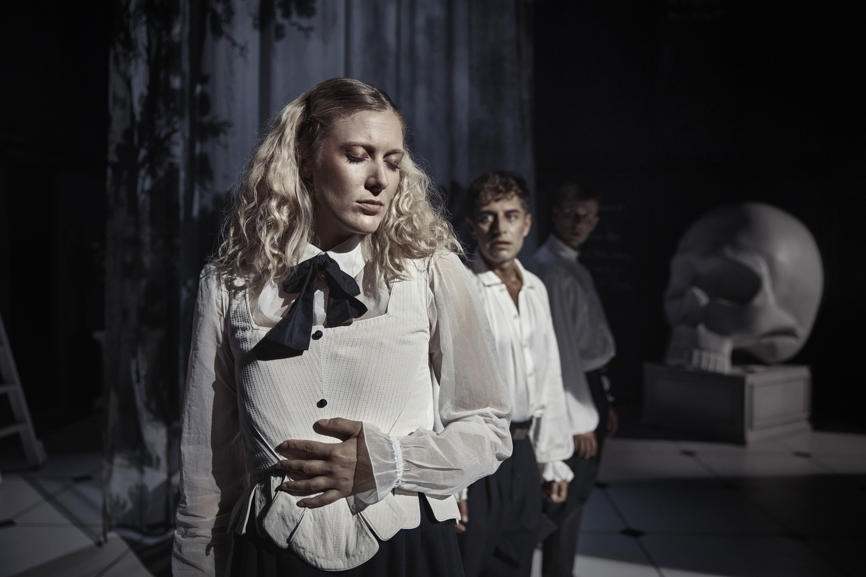 tre skuespillere på scenen i forestilling Cyrano de Bergerac på Odense Teater.