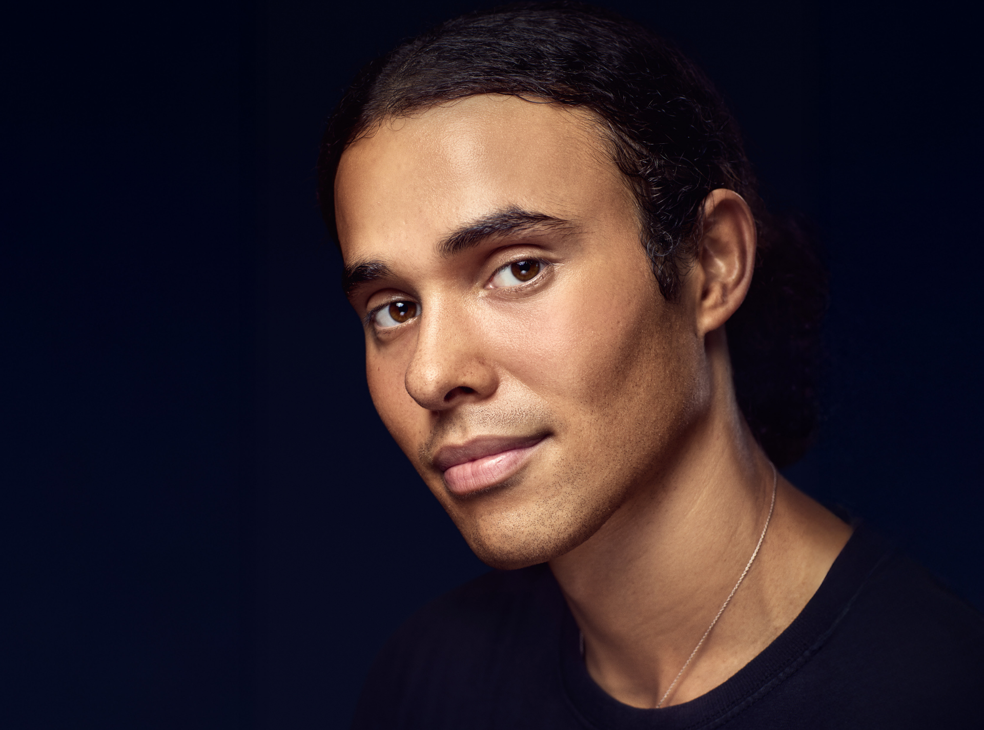 Portræt af Noam Boaz Feldman Lewerissa. Skuespillerstuderende på Den danske scenekunstskole i Odense