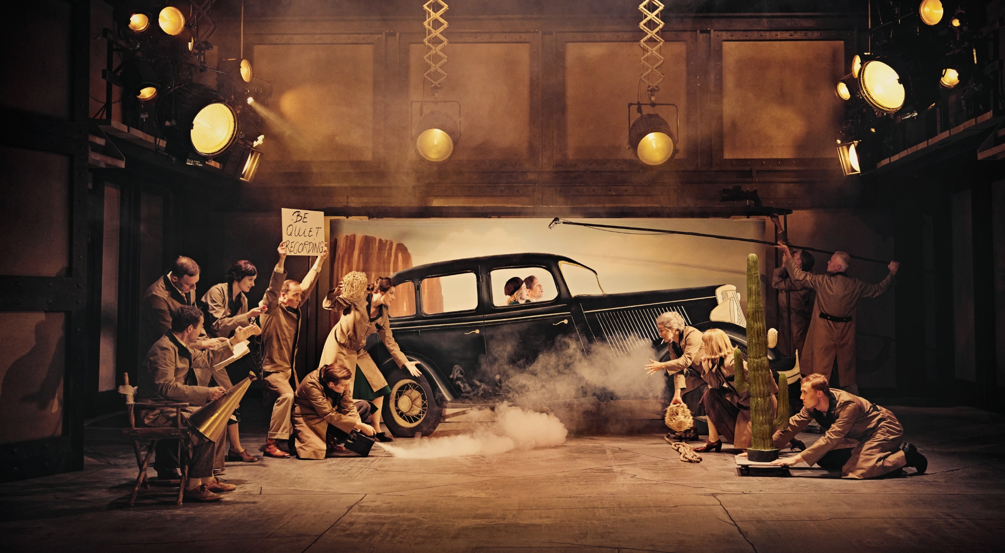 Mennesker på en scene fra forestilling Bonnie and Clyde på Odense Teater