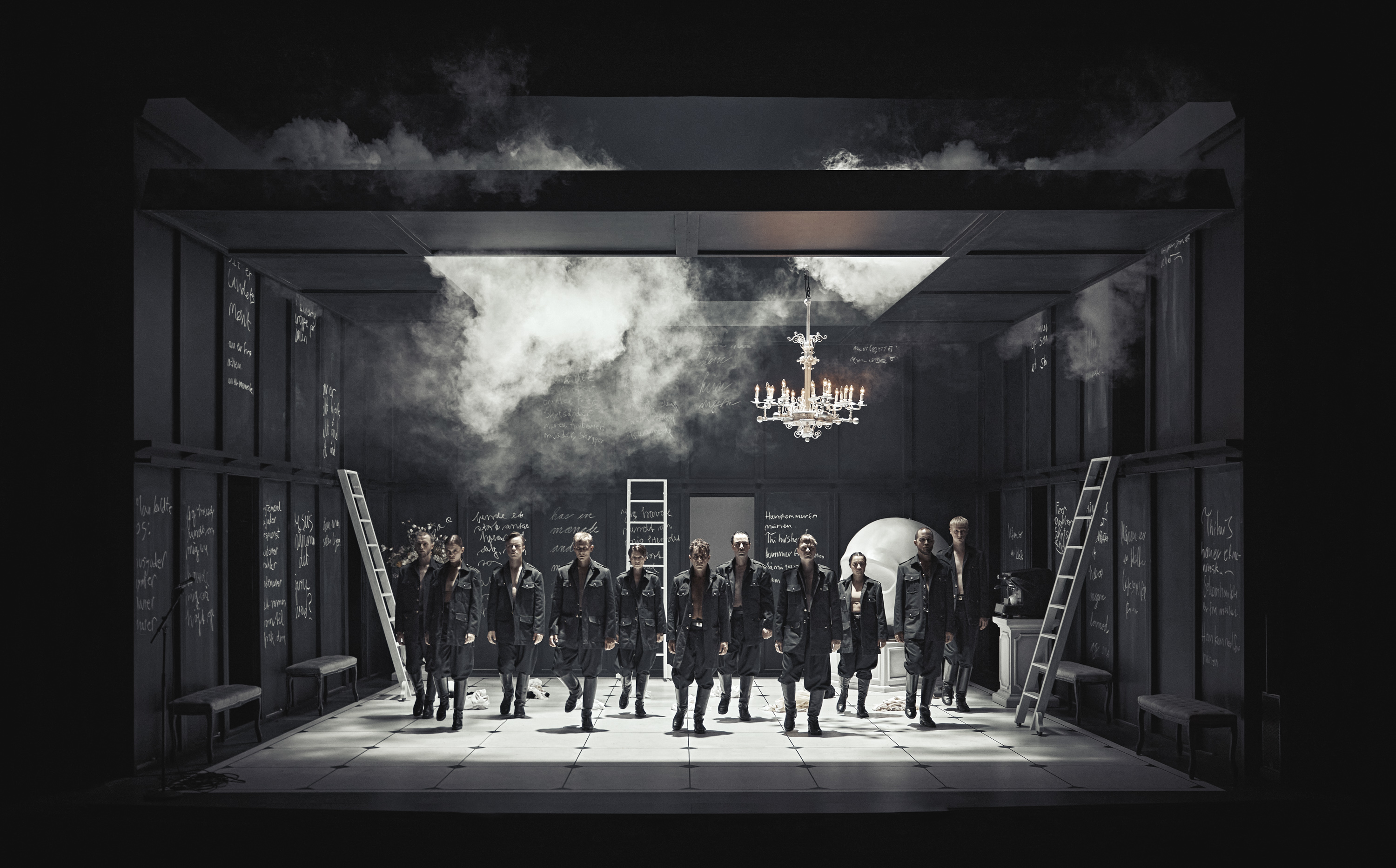 11 Skuespillere på Scenen i forestilling Cyrano de Bergerac på Odense Teater. 