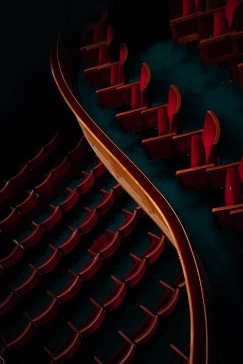 Teatersal med røde stole