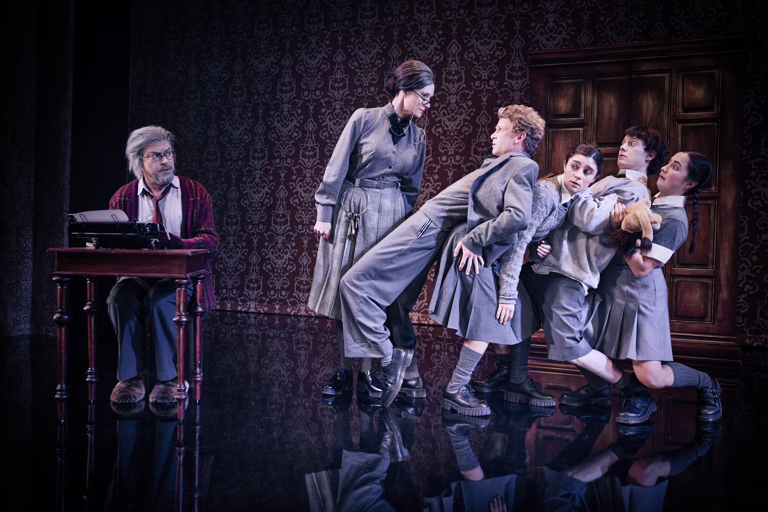 Skuespillere på scenen i Narnia - løven heksen og garderobeskabet på Odense Teater. Børnene, professoren og den stramme husholderske