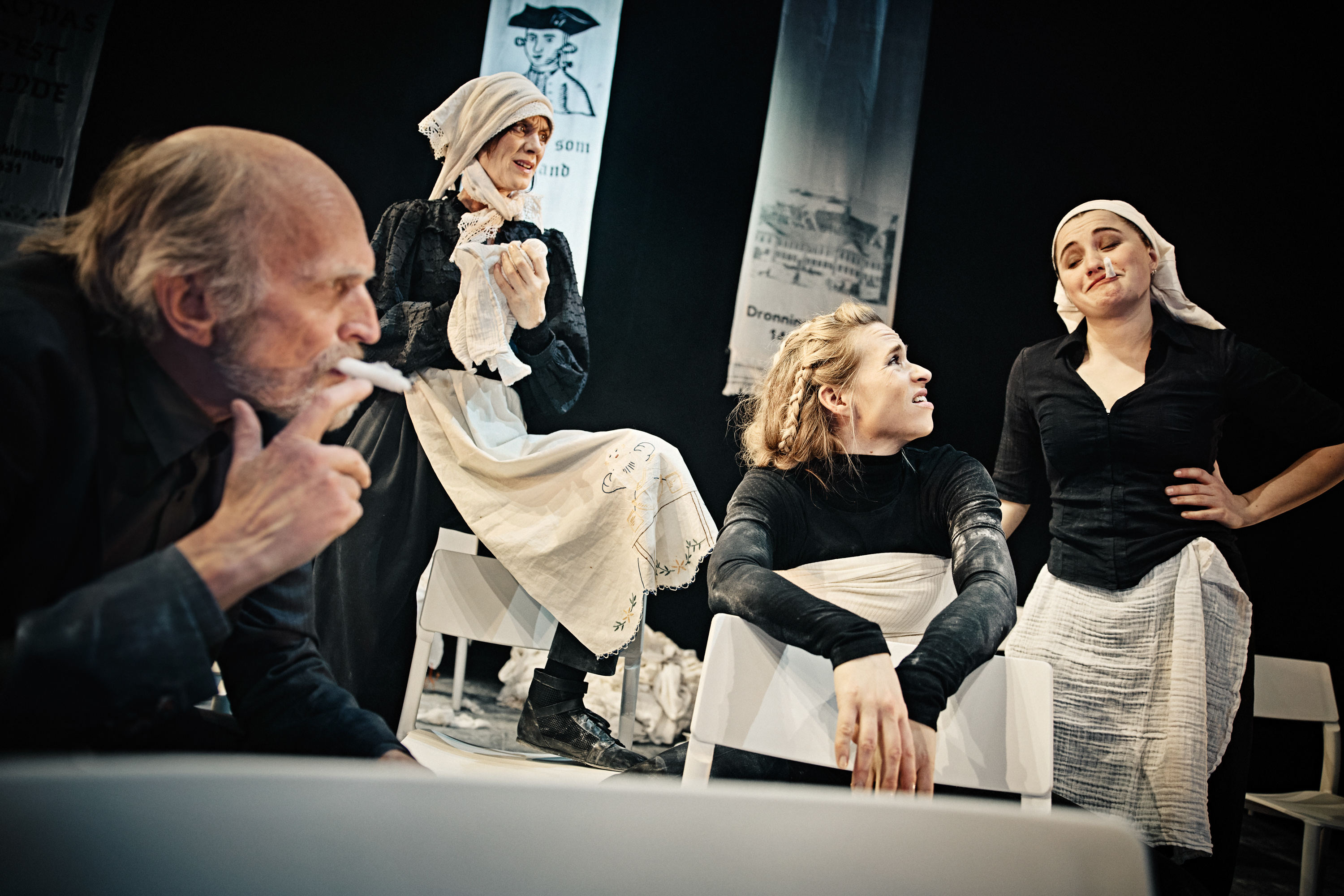 tre kvinder og en mand klædt i tøj fra gamle dage. Fra forestilling Kvinde kend din historie på Odense Teater