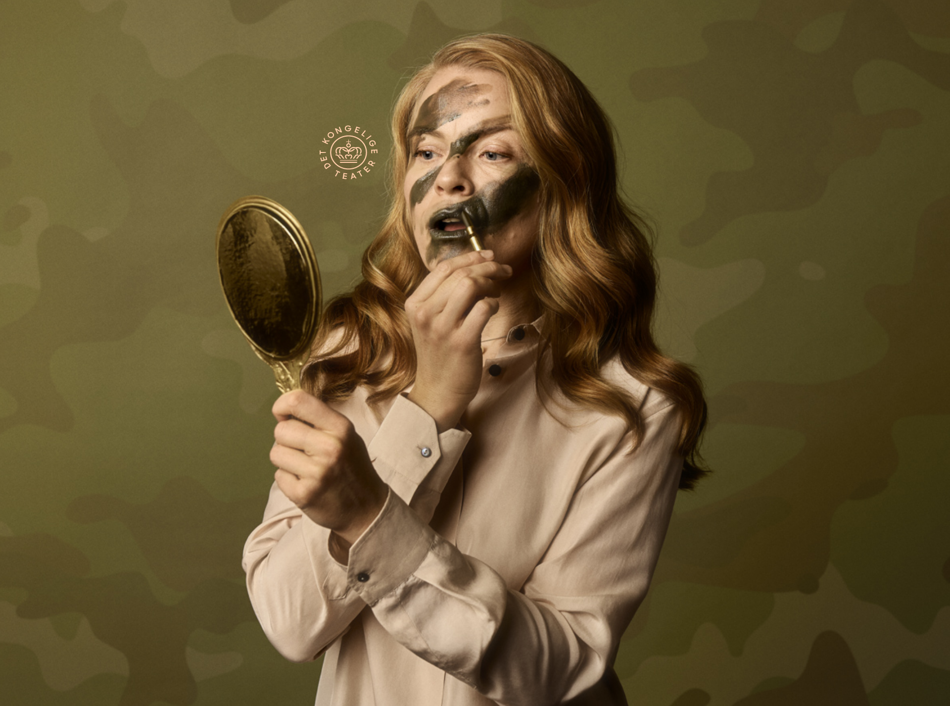 kvinde tager mørk camouflage læbestift på, mens hun stirre i håndholdt spejl