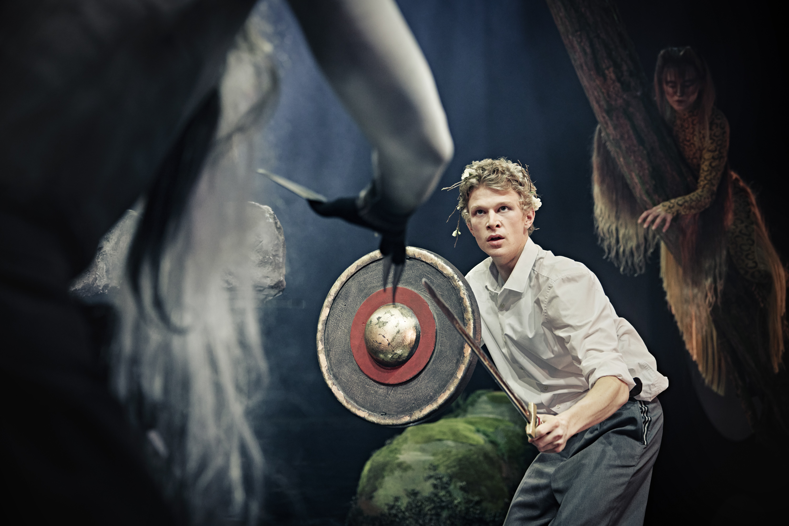 Skuespillere på scenen i Narnia - løven heksen og garderobeskabet på Odense Teater. Peter kæmper med sværd