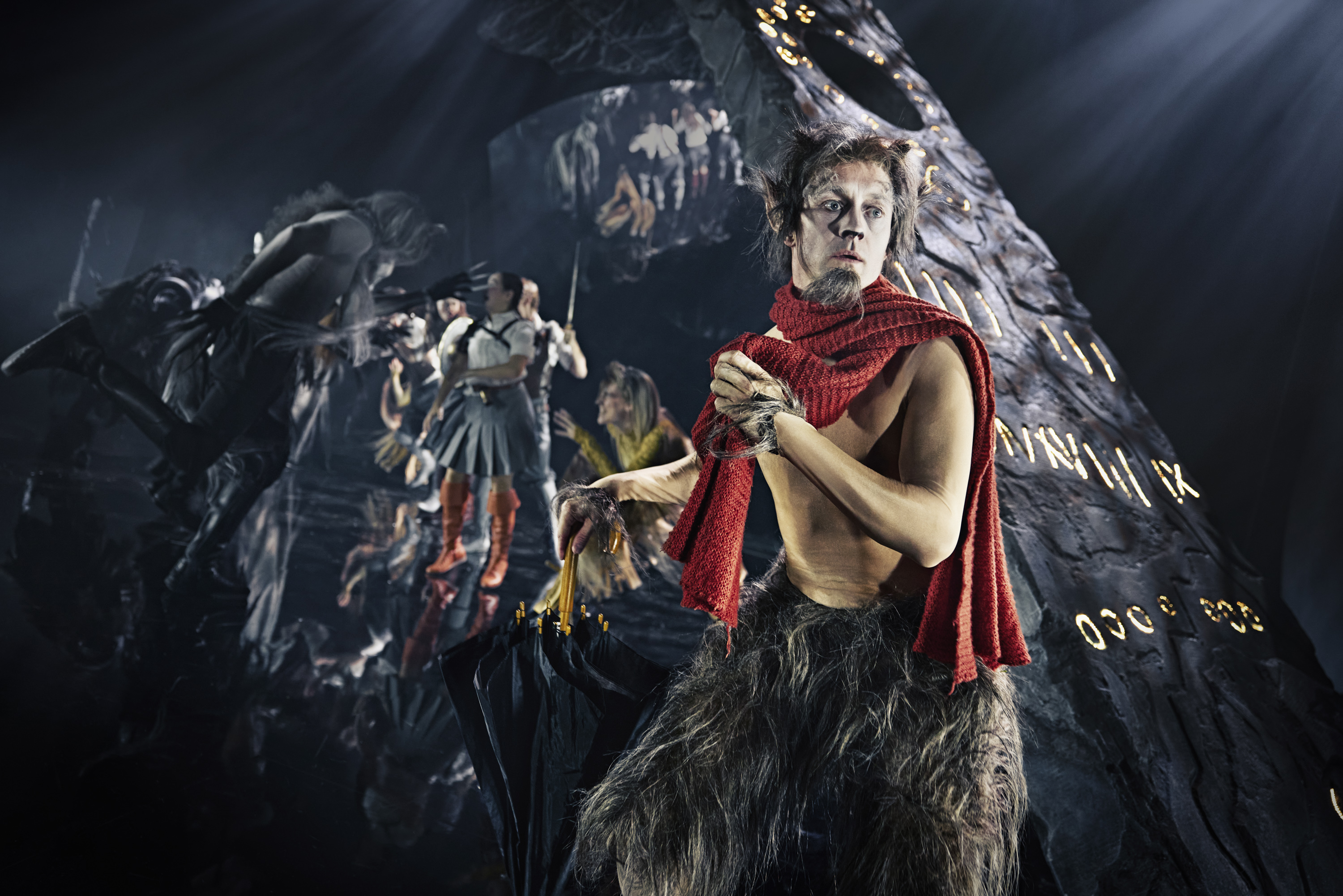 Skuespillere på scenen i Narnia - løven heksen og garderobeskabet på Odense Teater. Faunen