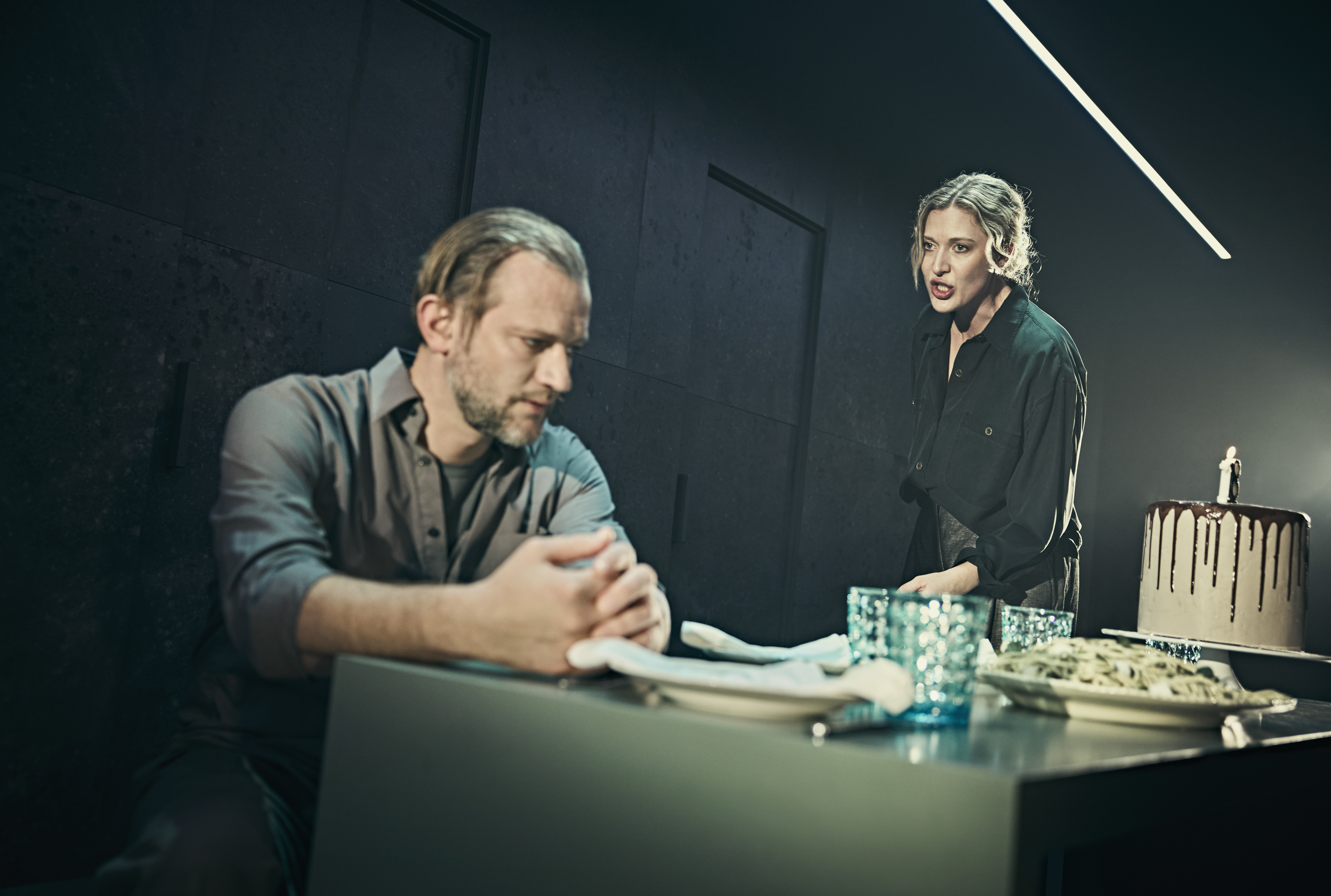 En mand og kvinde skændes i musicalen Next to Normal på Odense Teater