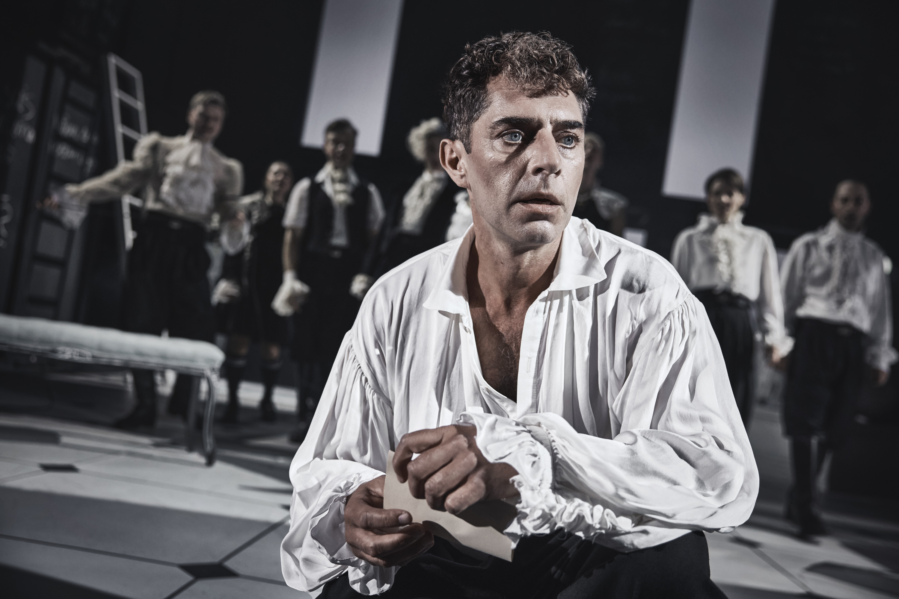 Skuespiller Benjamin Kitter på scenen i forestilling Cyrano de Bergerac på Odense Teater. 